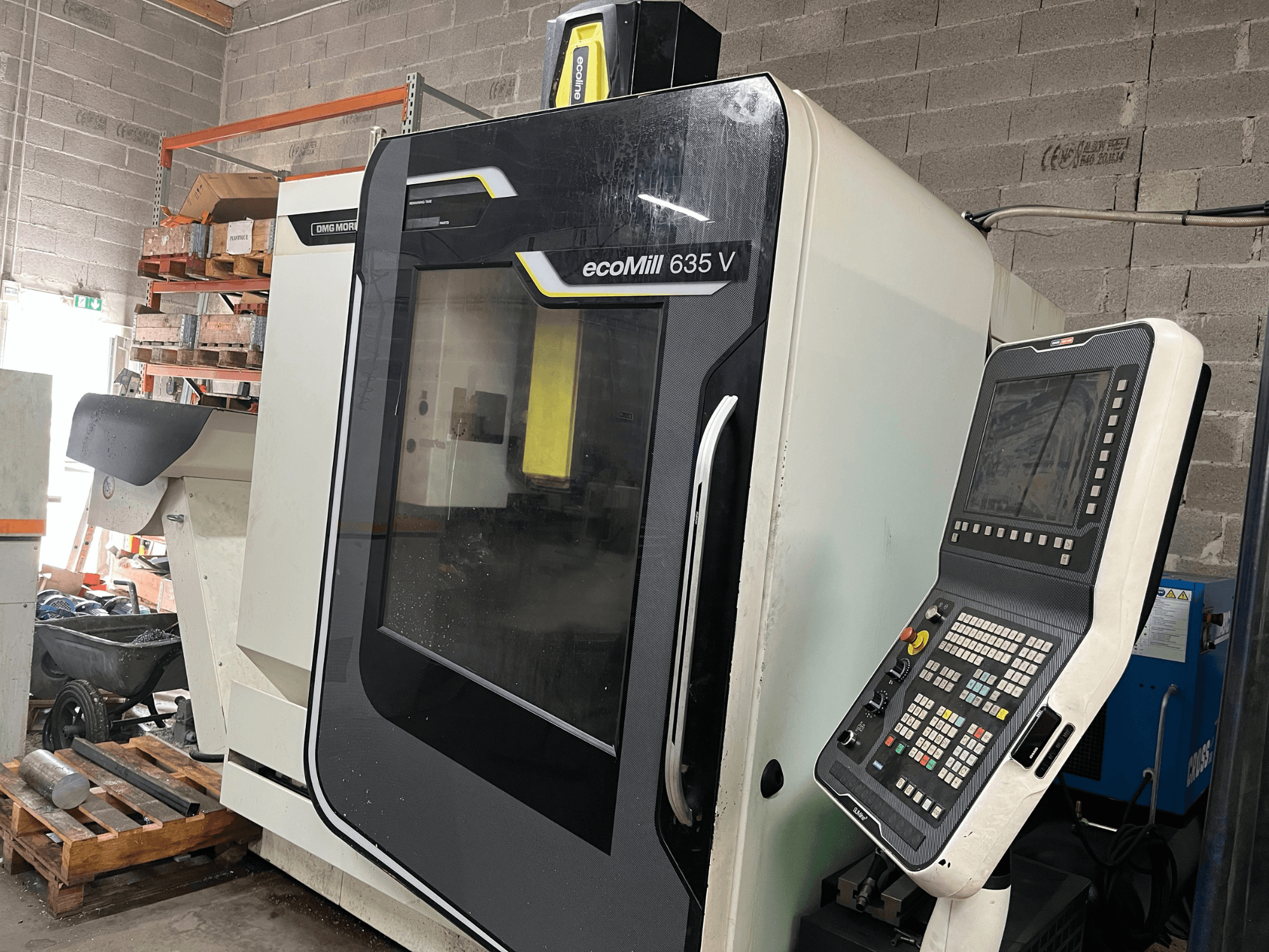EcoMill 635 V CNC-fräsmaskin, vy framifrån, har kontrollpanel med knappar, placerad i industriellt arbetsutrymme.