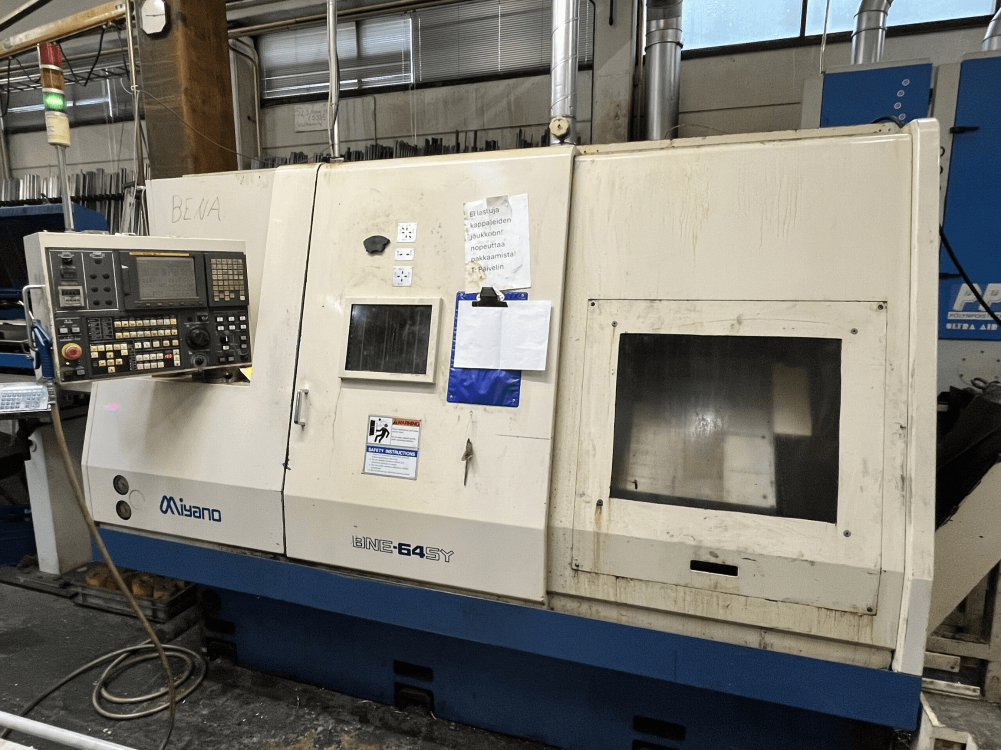 CNC-svarv Miyano BNE-64SY, vy framifrån, har kontrollpanel med knappar, LCD och underhållsdekaler på skåpet.