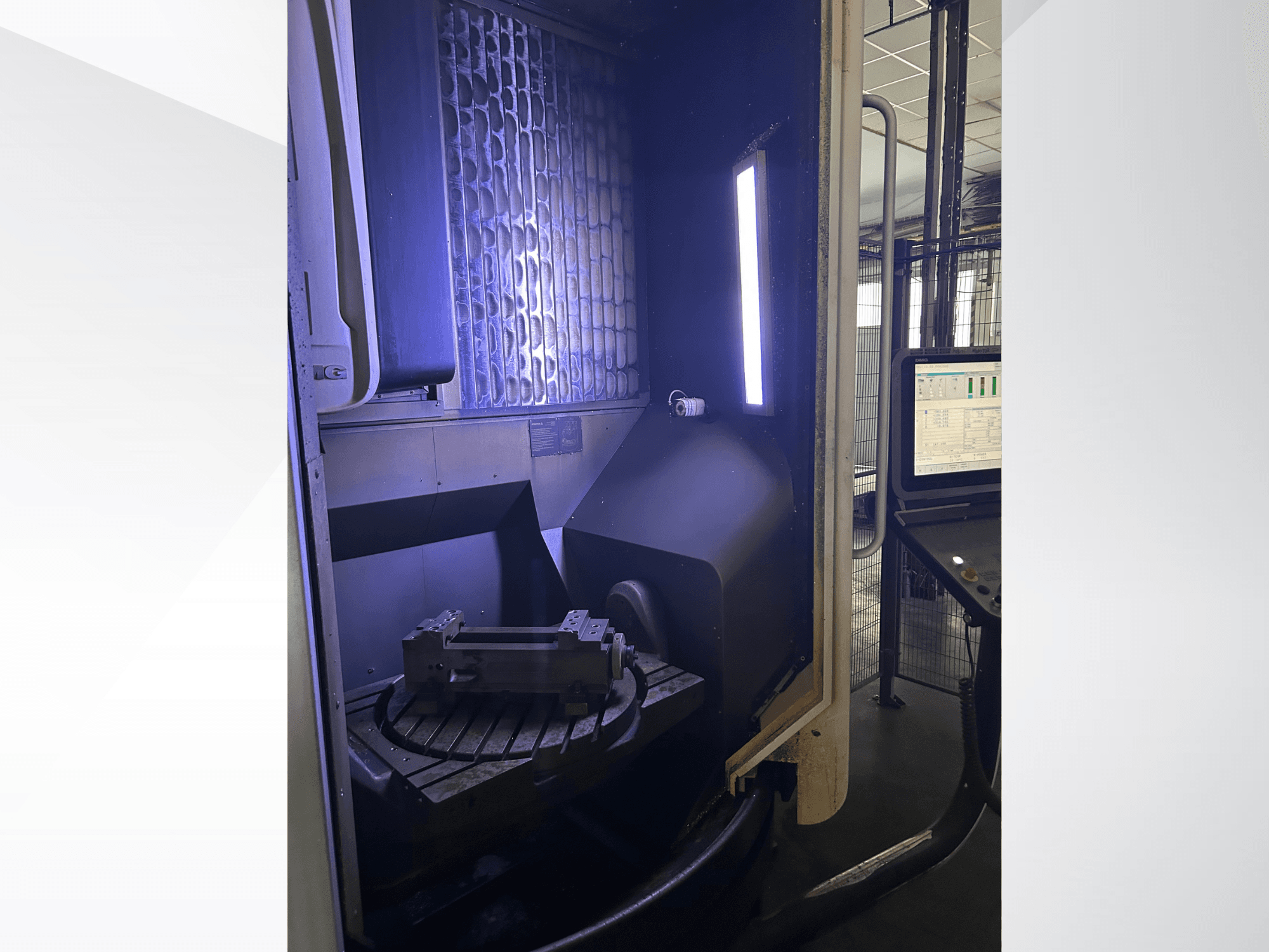DMG MORI DMU 65 MonoBlock vertikalt bearbetningscenter, framifrån sett med roterande bord med arbetsstycke och manöverpanel.