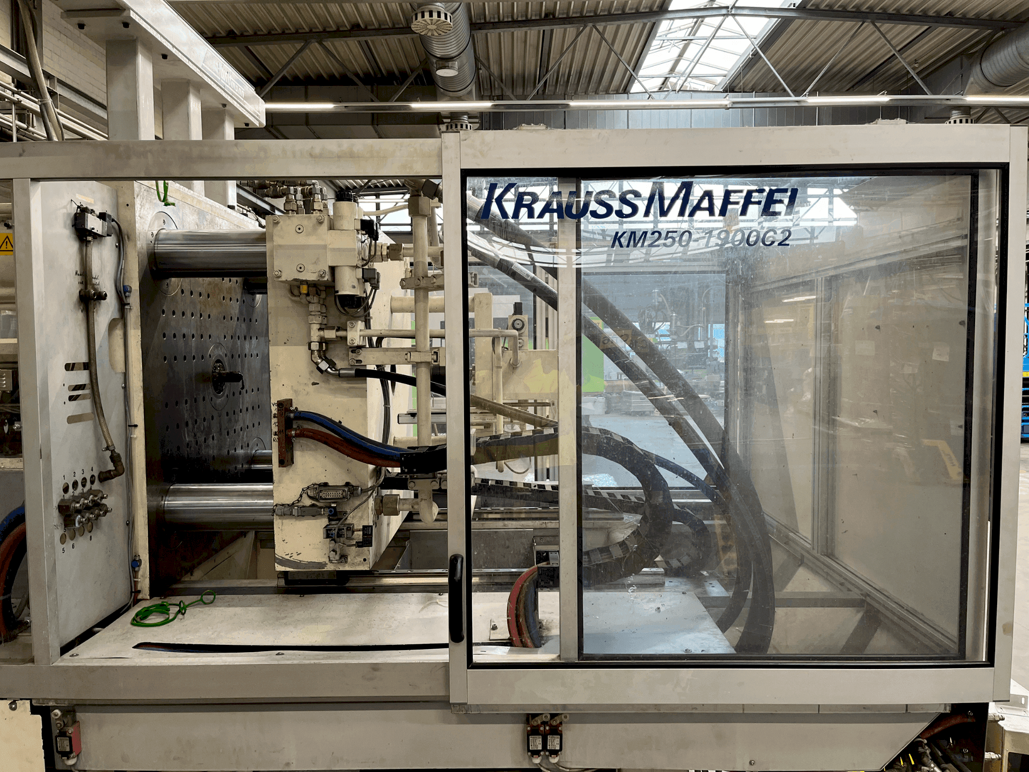 Krauss Maffei 250-1900 C2-maskinen framifrån