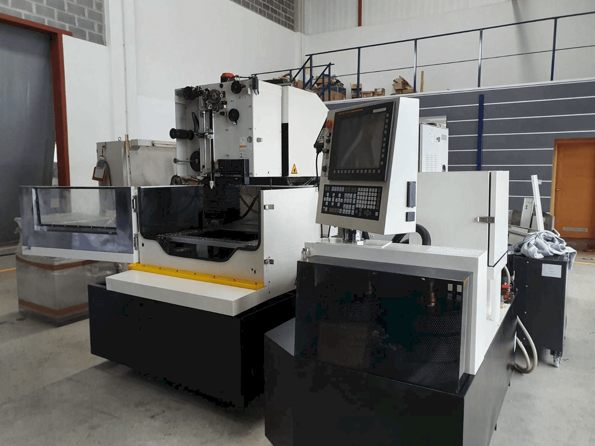 FANUC Robocut α-1iE-maskinen framifrån