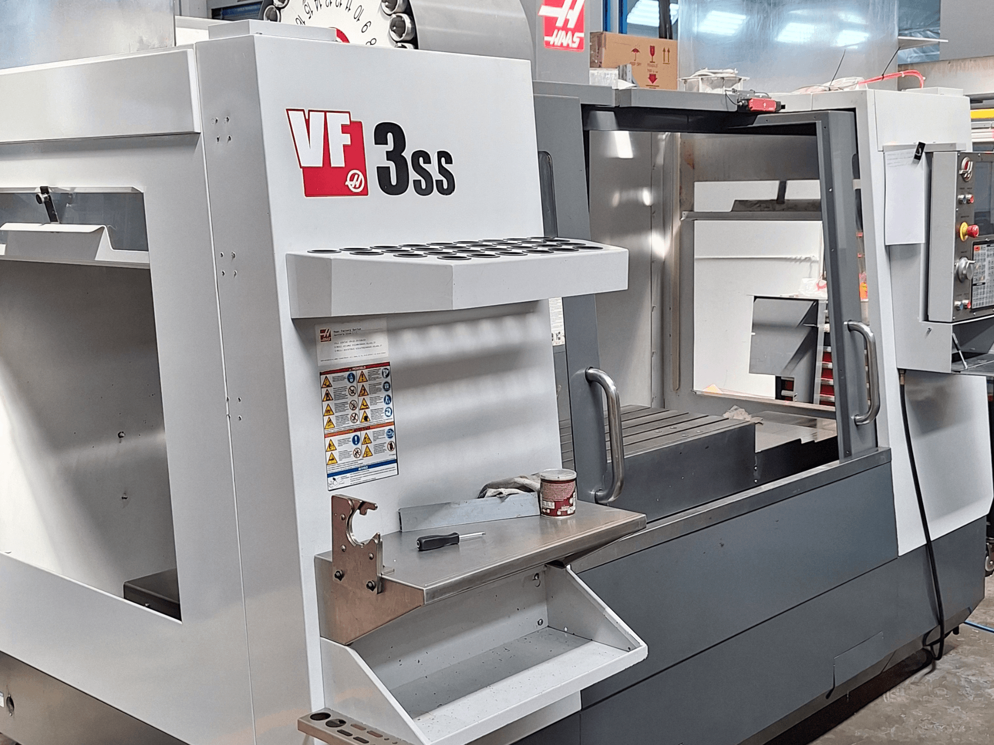 Haas VF-3SS vertikala fleroperationsmaskin, framifrån, visar kontrollpanelen, verktygshållaren och arbetsområdet.