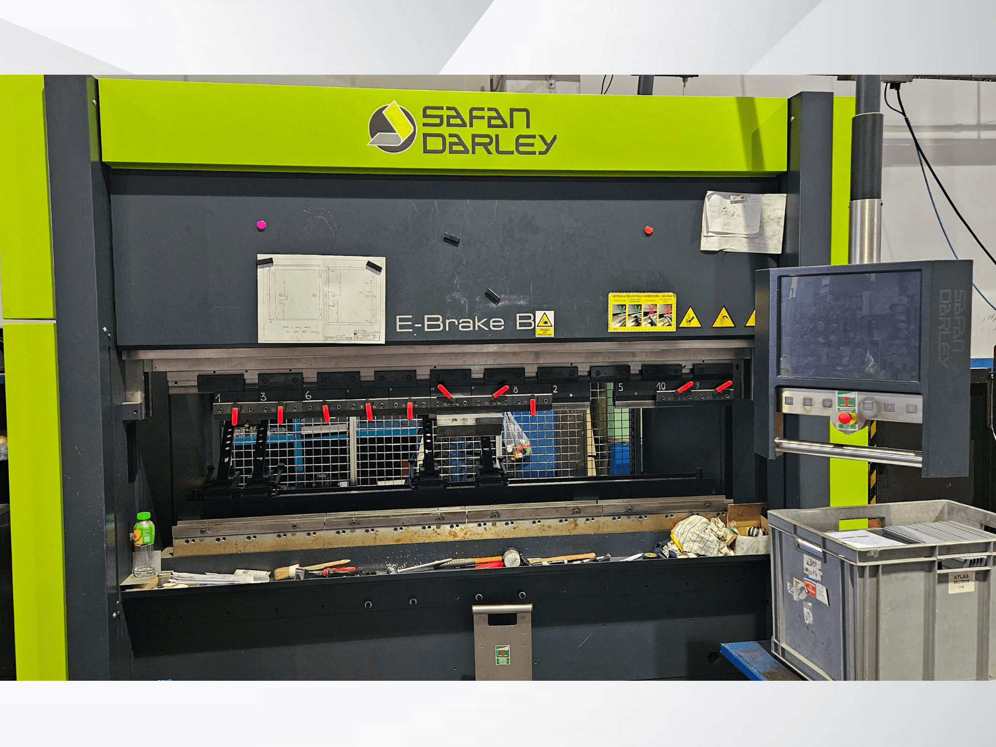 Safan Darley E-Brake B4 hydraulisk kantpress framifrån, med reglage, säkerhetsskydd och olika klämmor.