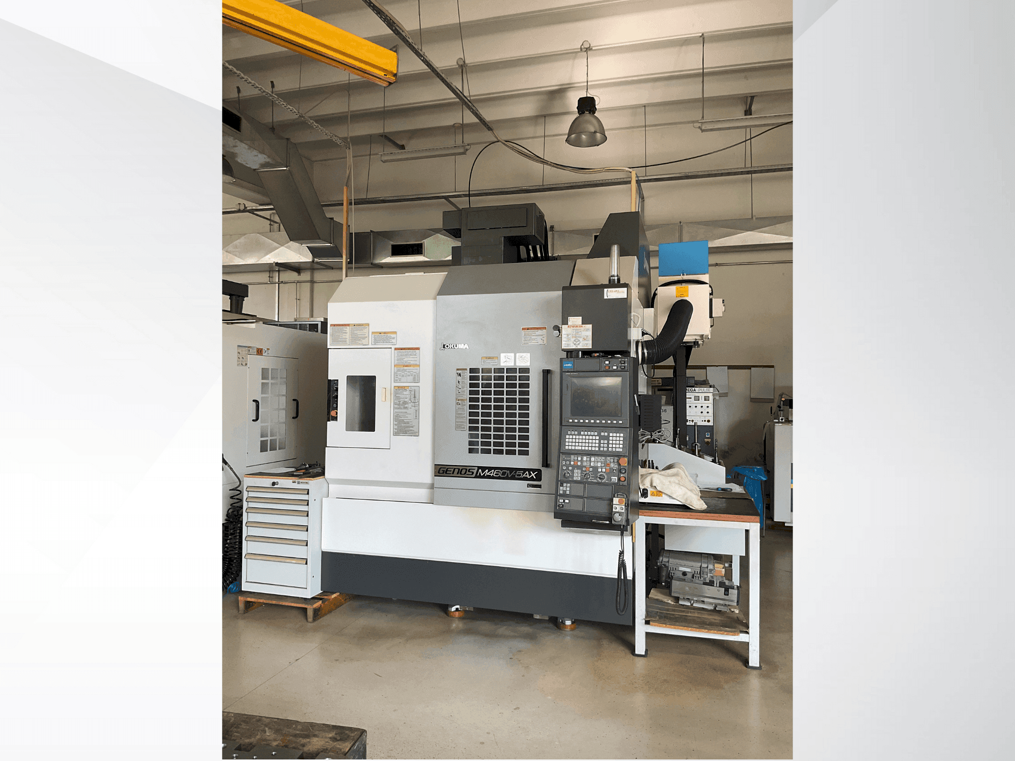 Okuma GENOS M460V-5AX-maskinen framifrån