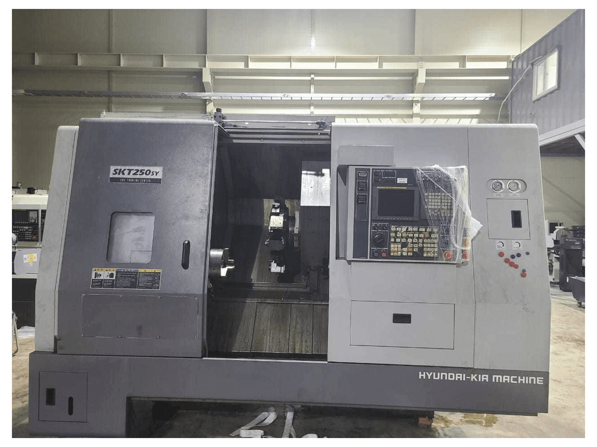 Hyundai Kia SKT250SY-maskinen framifrån