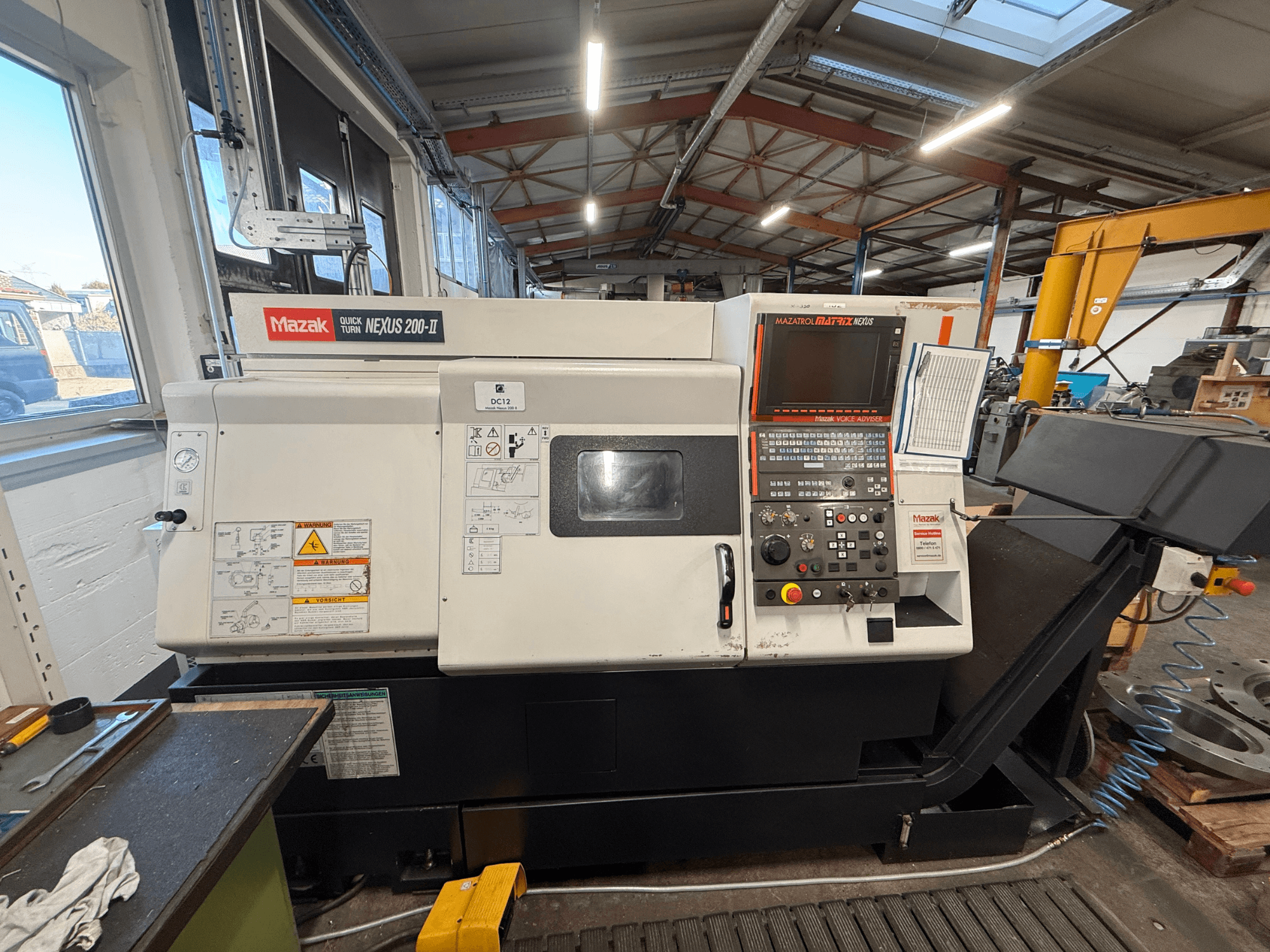 Mazak QUICK TURN NEXUS 200-II horisontell svarv, framifrån, med kontrollpanelen och driftsfunktionerna i fokus.