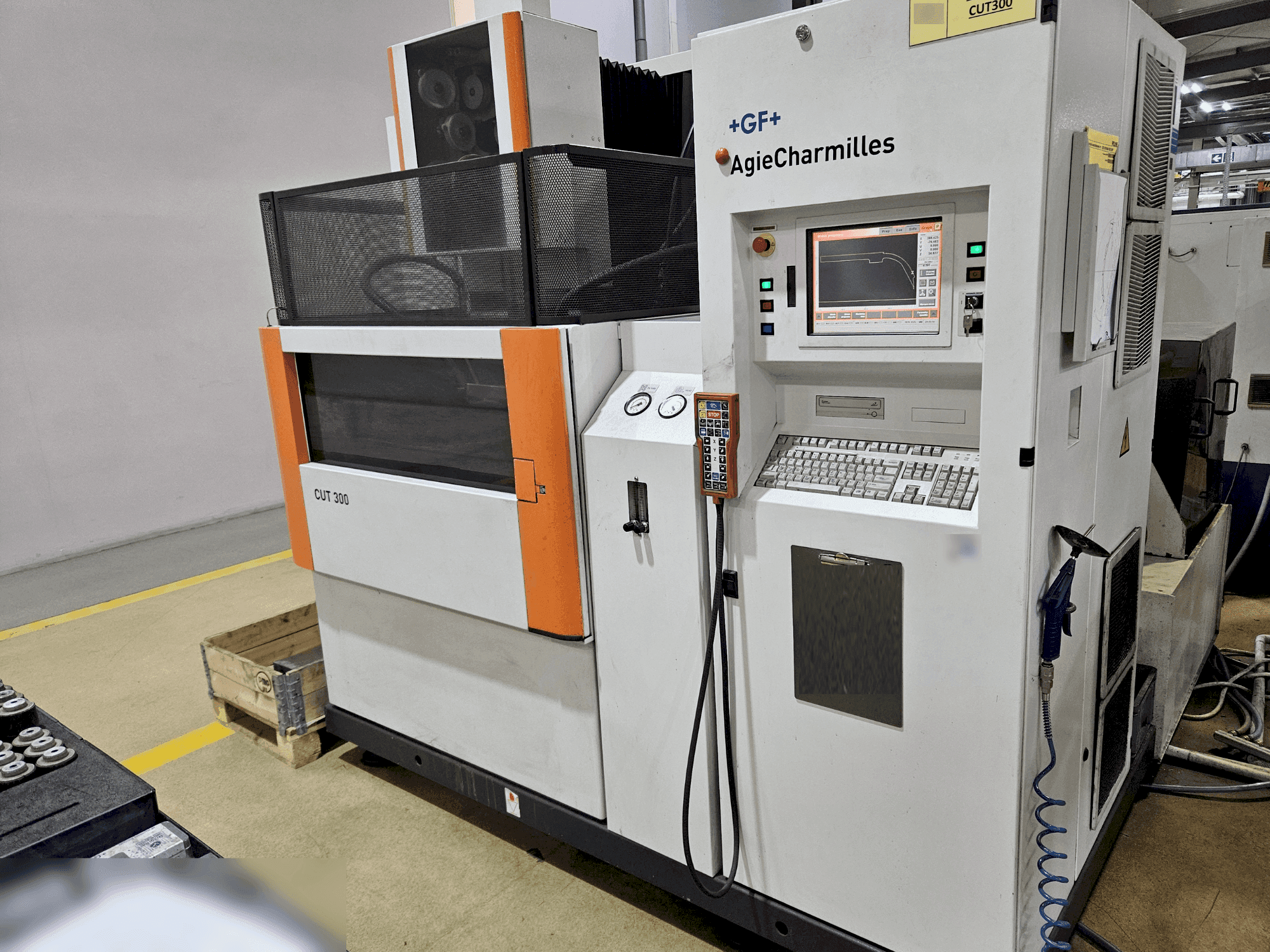 AgieCharmilles CUT 300-maskinen framifrån