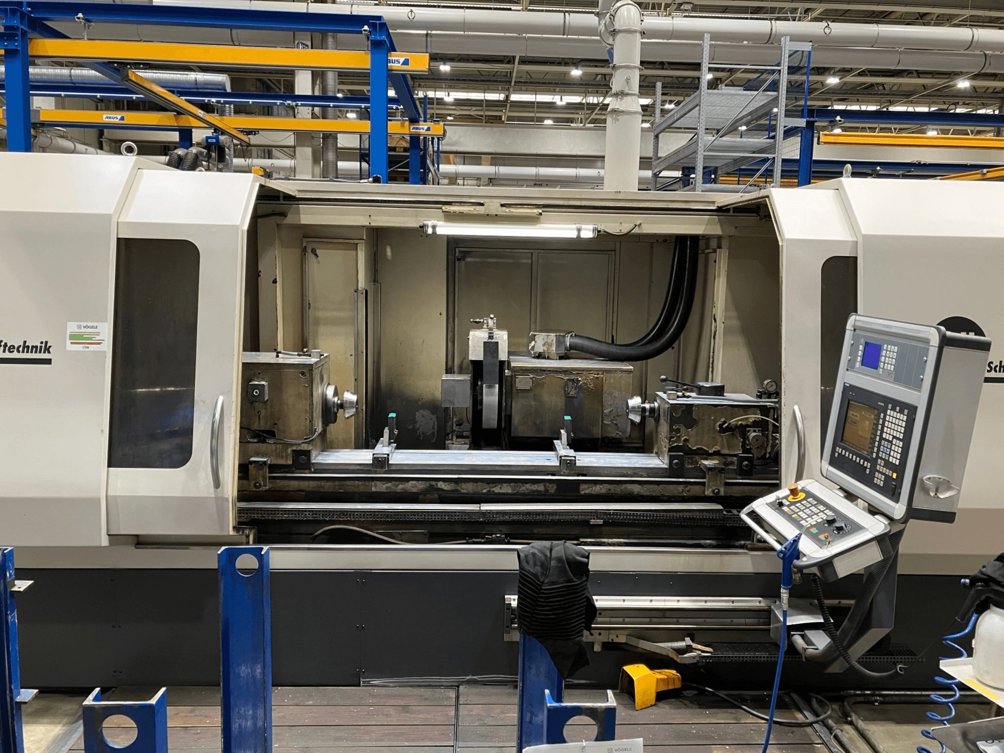 GEIBEL & HOTZ RS 2000 CM-DS cylindrisk slipmaskin, framifrån med kontrollpanel och slipområde.