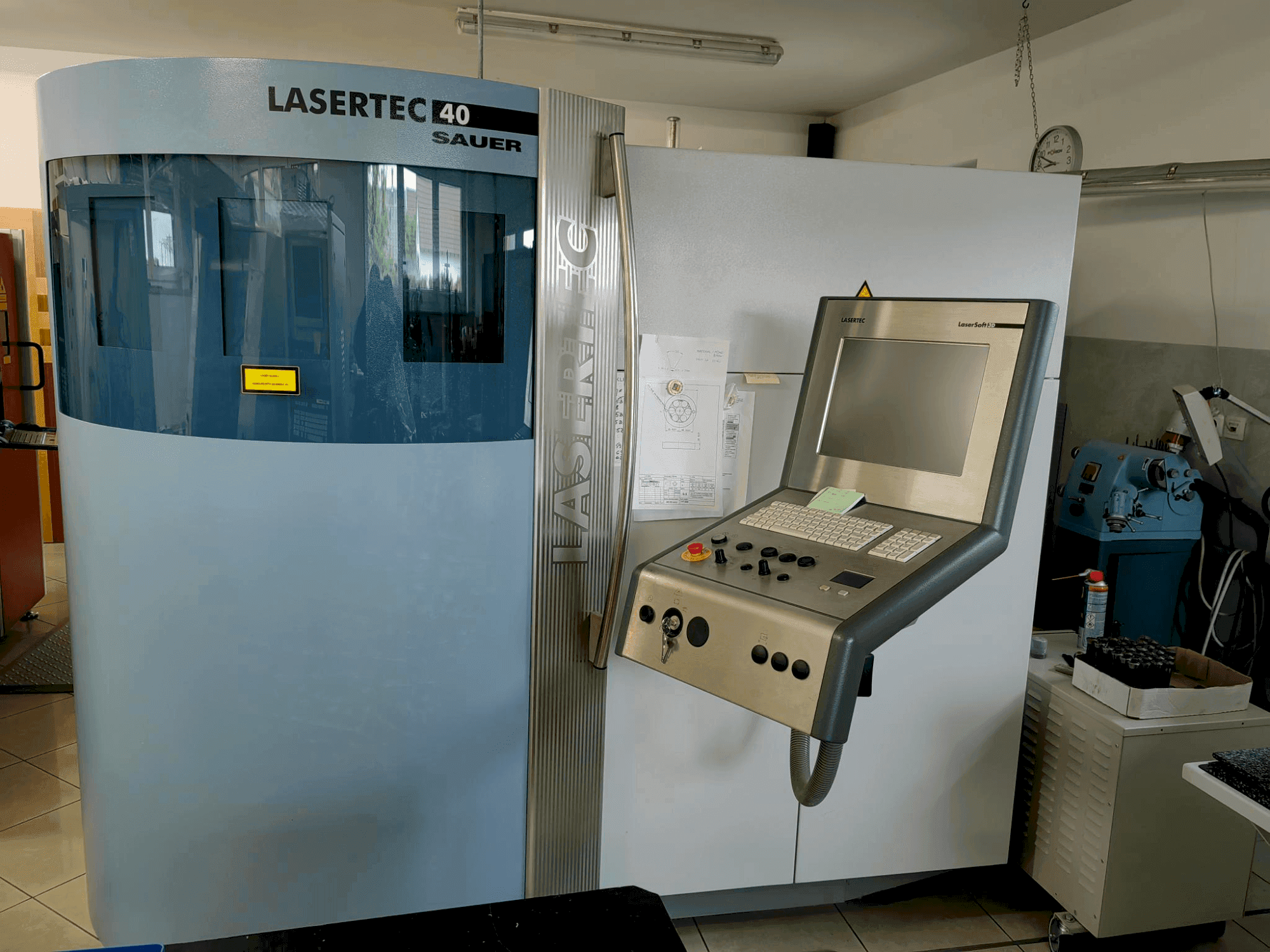 DMG SAUER LASERTEC 40 (2008)-maskinen framifrån