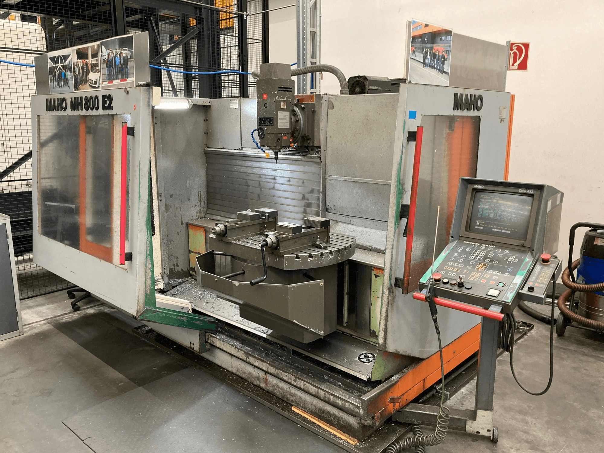 Maho MH 800 E2 CNC-fräsmaskin framifrån med kontrollpanelen, spindeln och arbetsbordet synliga.