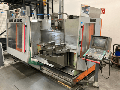 Maho MH 800 E2 CNC-fräsmaskin framifrån med kontrollpanelen, spindeln och arbetsbordet synliga.