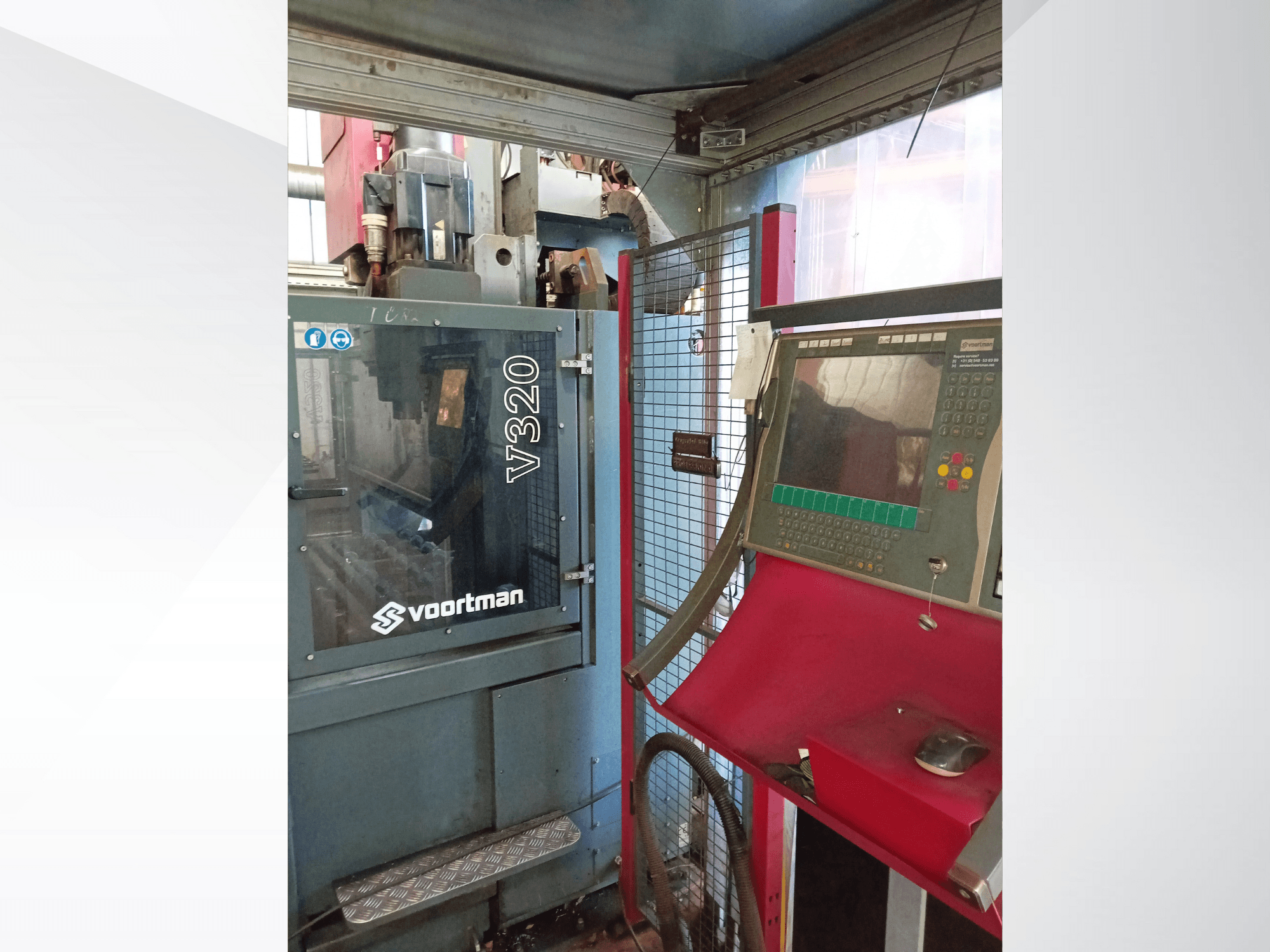 Voortman V320 CNC-maskin framifrån, med kontrollpanel med knappar, displayskärm och skyddsnät.