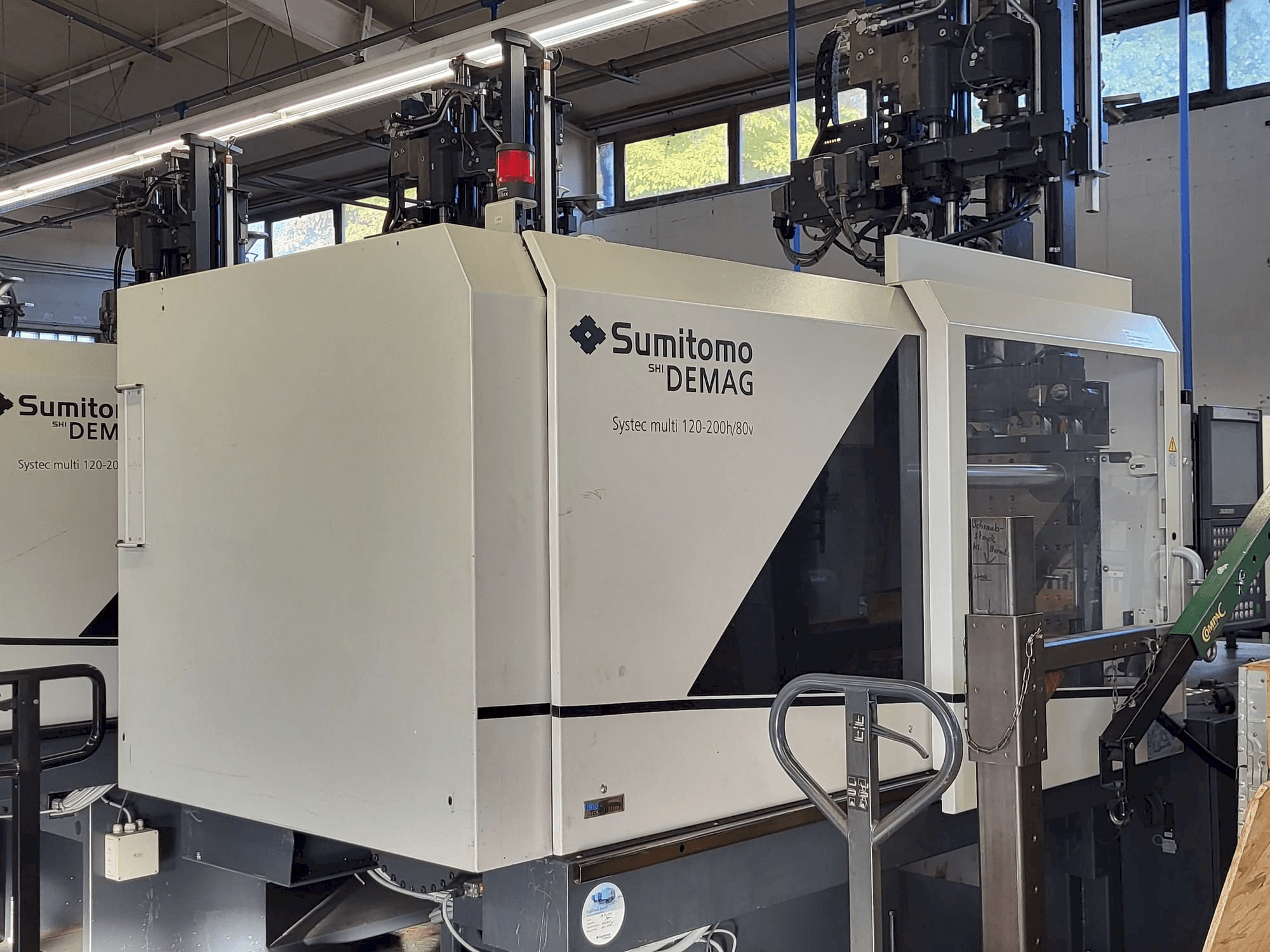 Sumitomo SHI DEMAG Multi 120/470-200h/80V-maskinen sedd från vänster sida