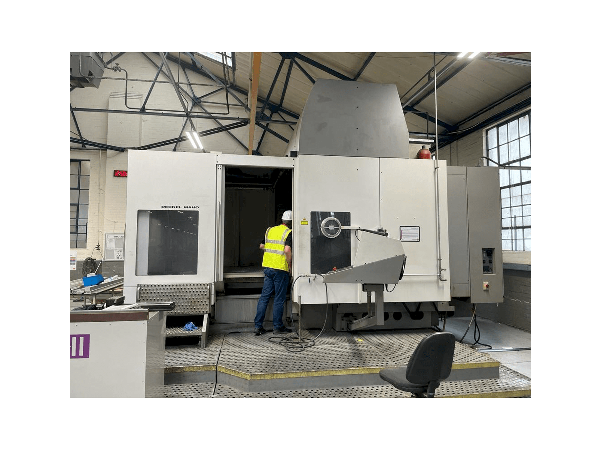 DECKEL MAHO DMU 200T-maskinen framifrån