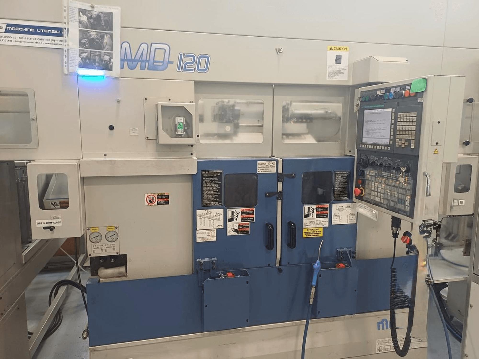 Horisontell svarv MURATEC MD 120, framifrån med kontrollpanel, dörr och tryckmätare.