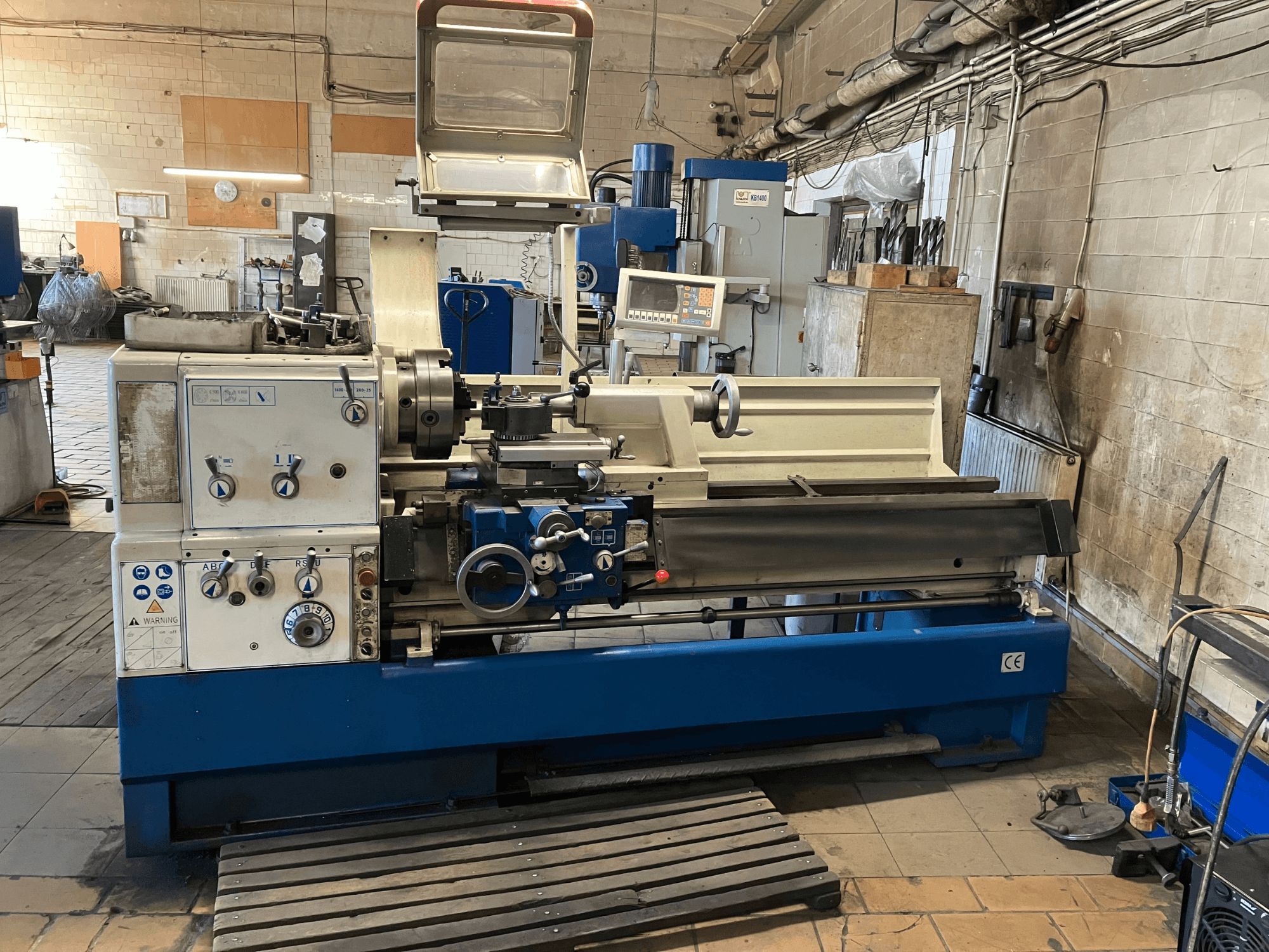 KNUTH Turnado 280/1500 horisontell svarv, framifrån med kontrollpanel, spindel och verktygshållare, i verkstadsmiljö.
