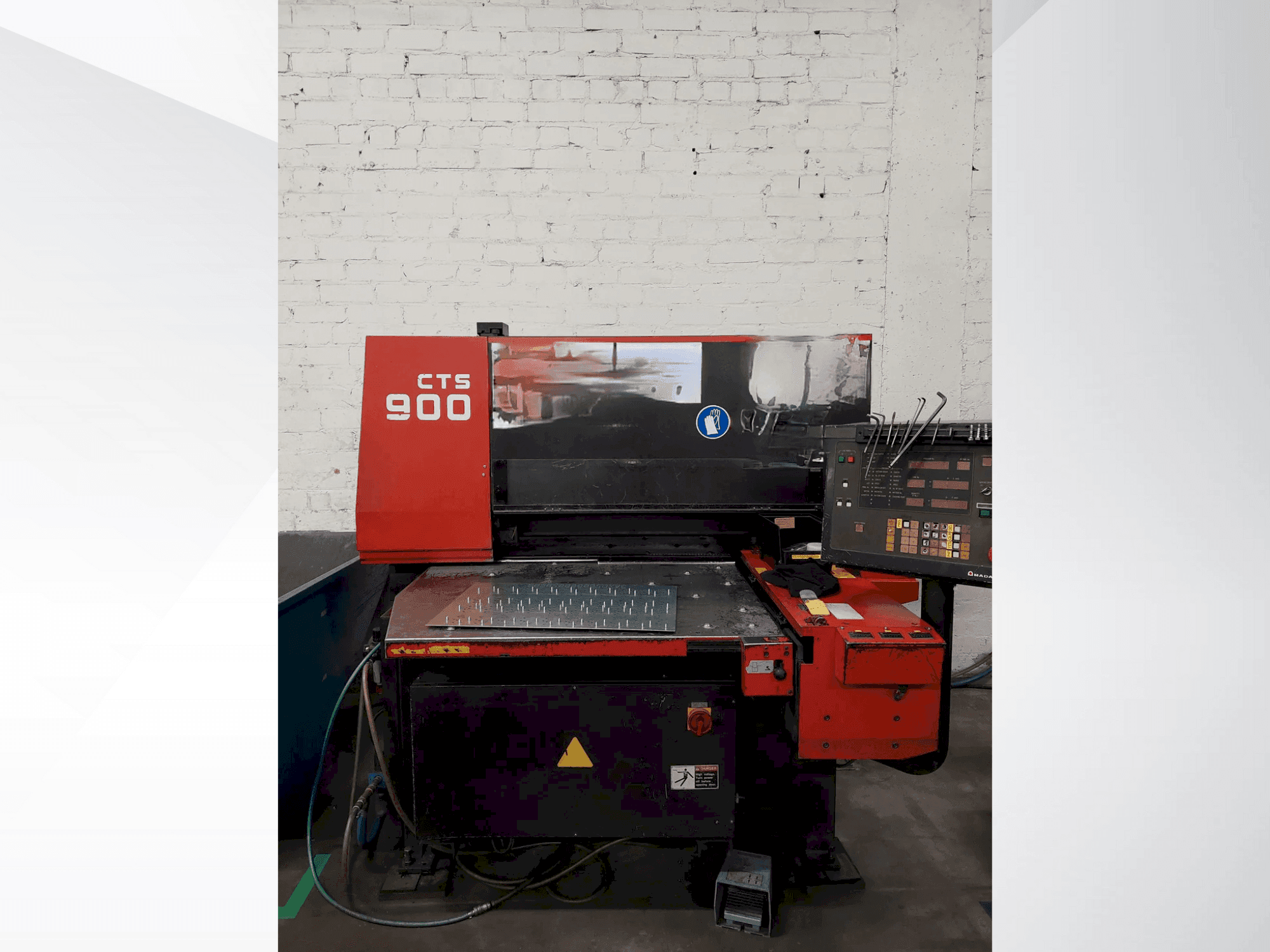 AMADA CTS-900-maskinen framifrån