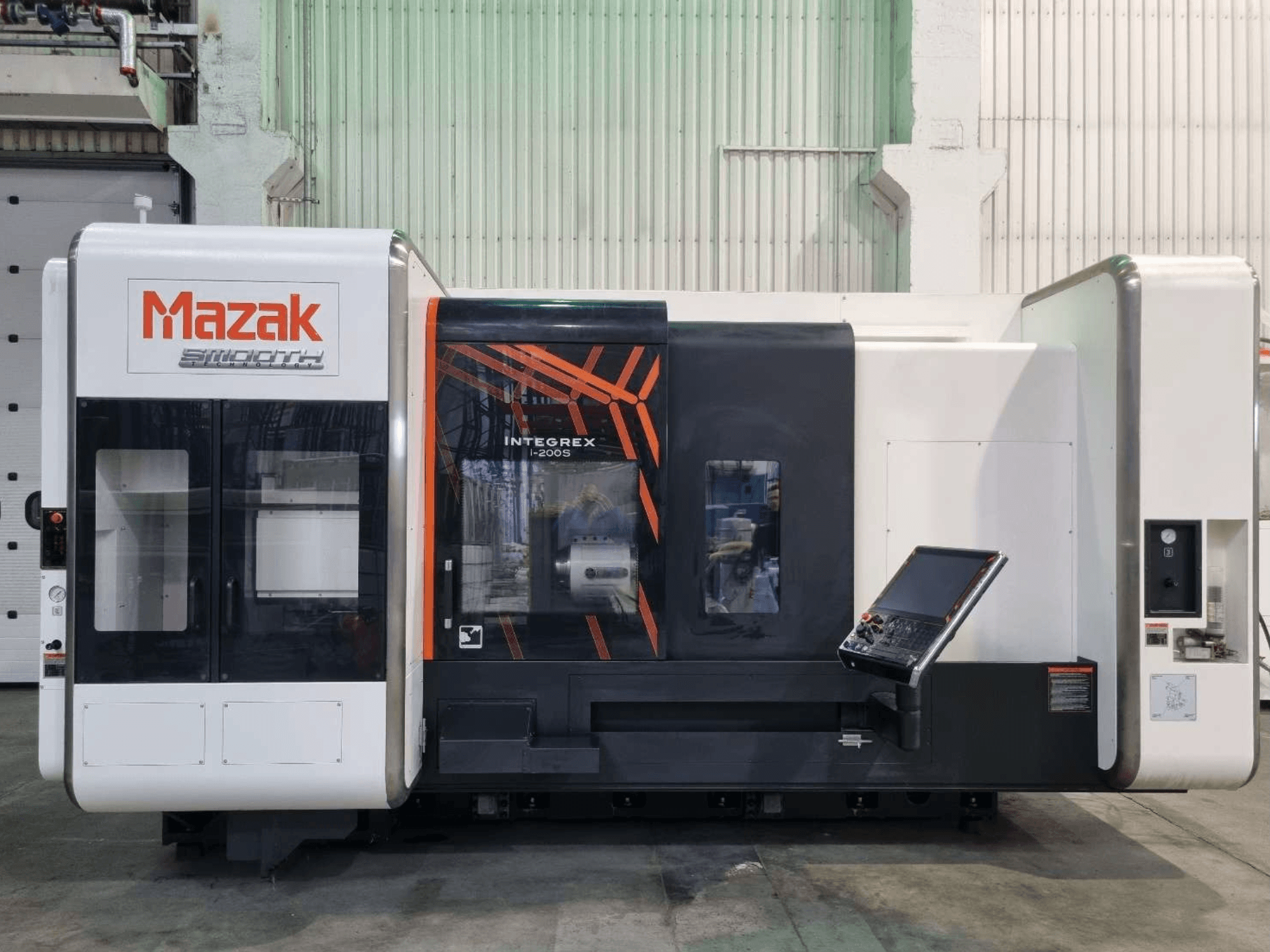 Mazak INTEGREX i-200 S svarv- och fräsmaskin, framifrån, med kontrollpanel och stort fönster för sikt in i bearbetningsområdet.