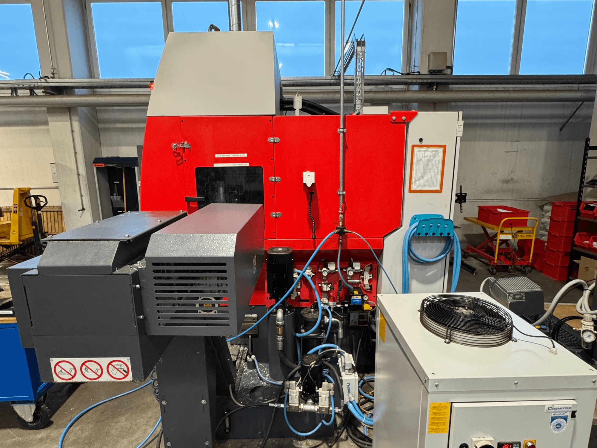 EMCO MAXXMILL 350 vertikalt bearbetningscenter, framifrån, visar komplexa maskiner och detaljer i kontrollpanelen.