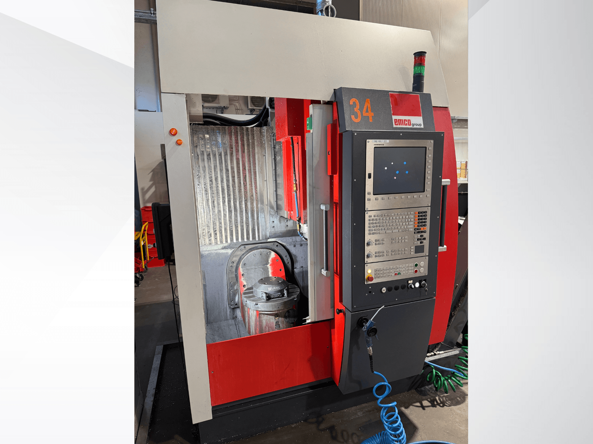 EMCO MAXXMILL 350 vertikal fleroperationsmaskin framifrån, med kontrollpanel och synliga detaljer från fräshuvudet.