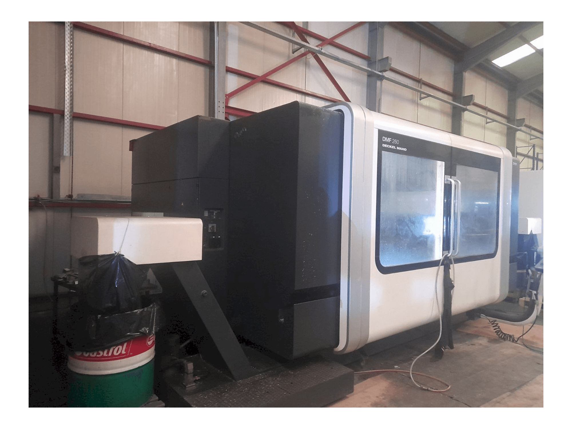 DECKEL MAHO DMF 260-maskinen sedd från vänster sida