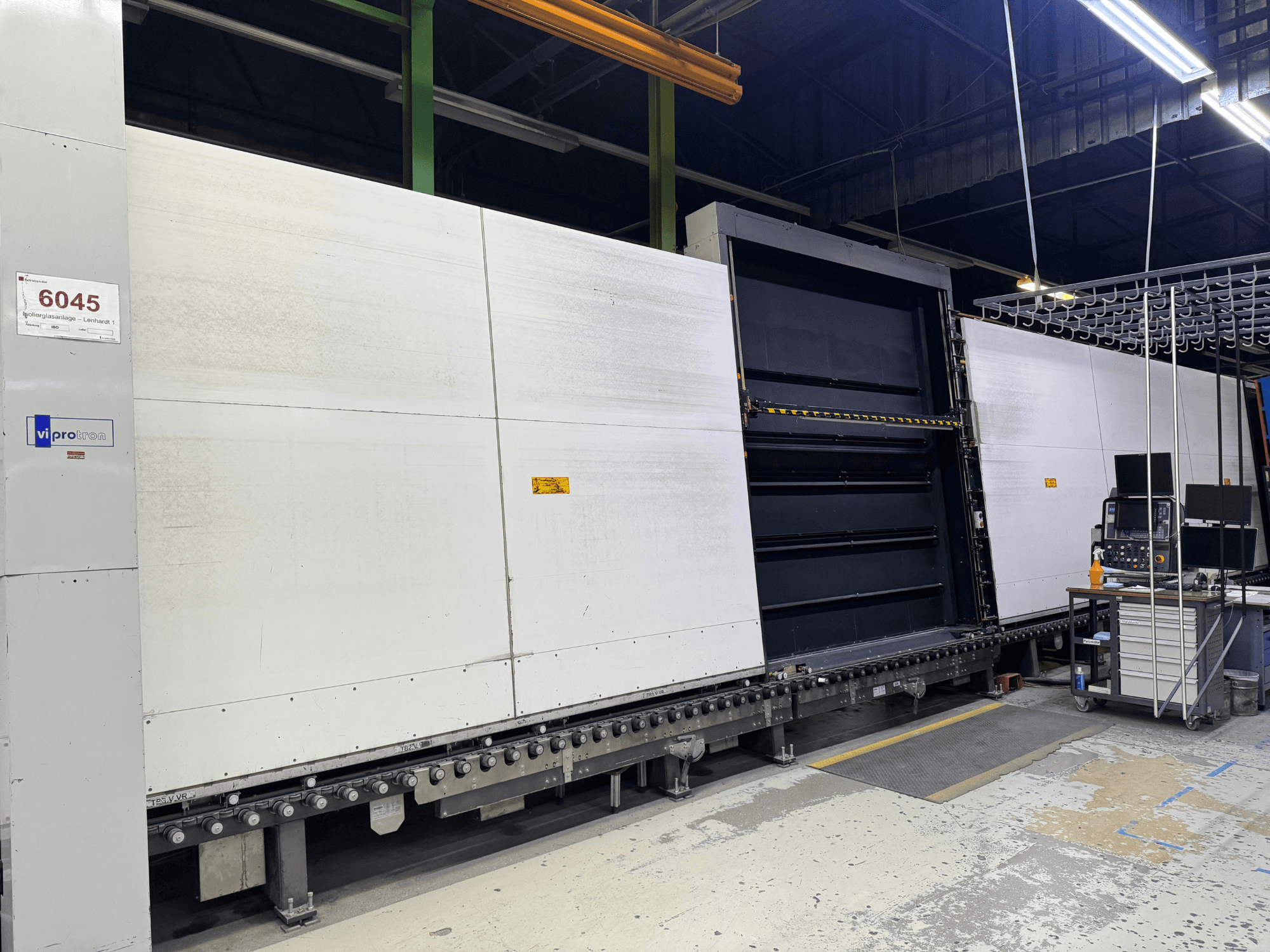 Vipro gjutmaskin framifrån med öppen panel, som visar driftsutrustning och en arbetsplats bredvid den. Modell 6045.