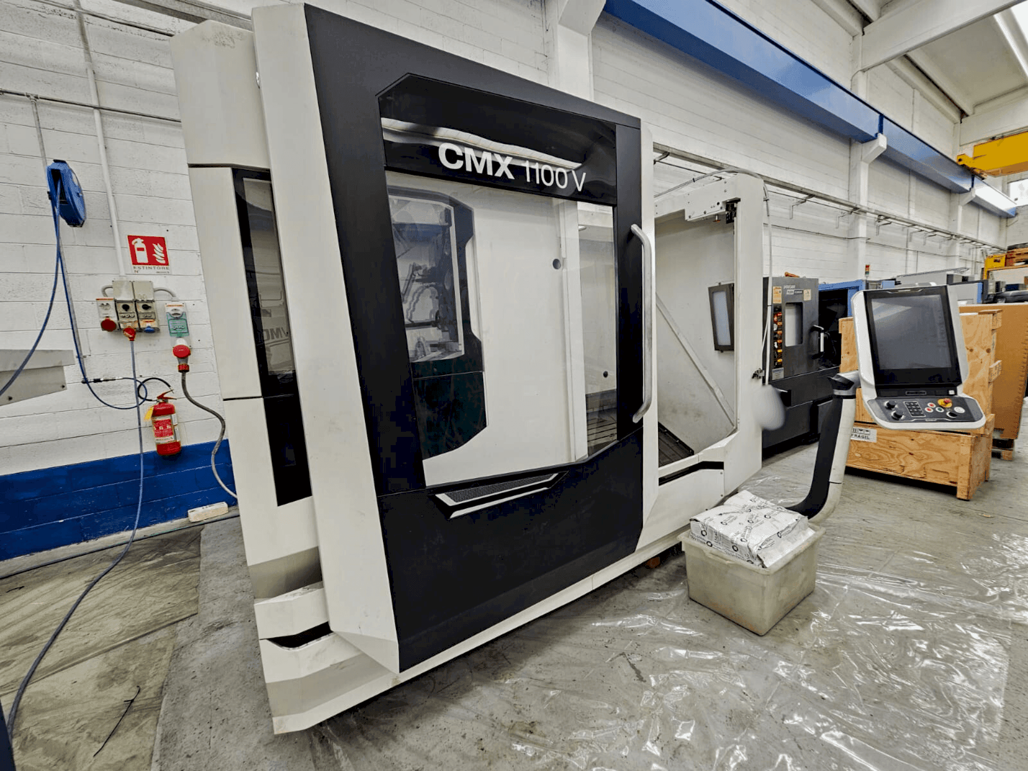DMG MORI CMX 1100V-maskinen framifrån