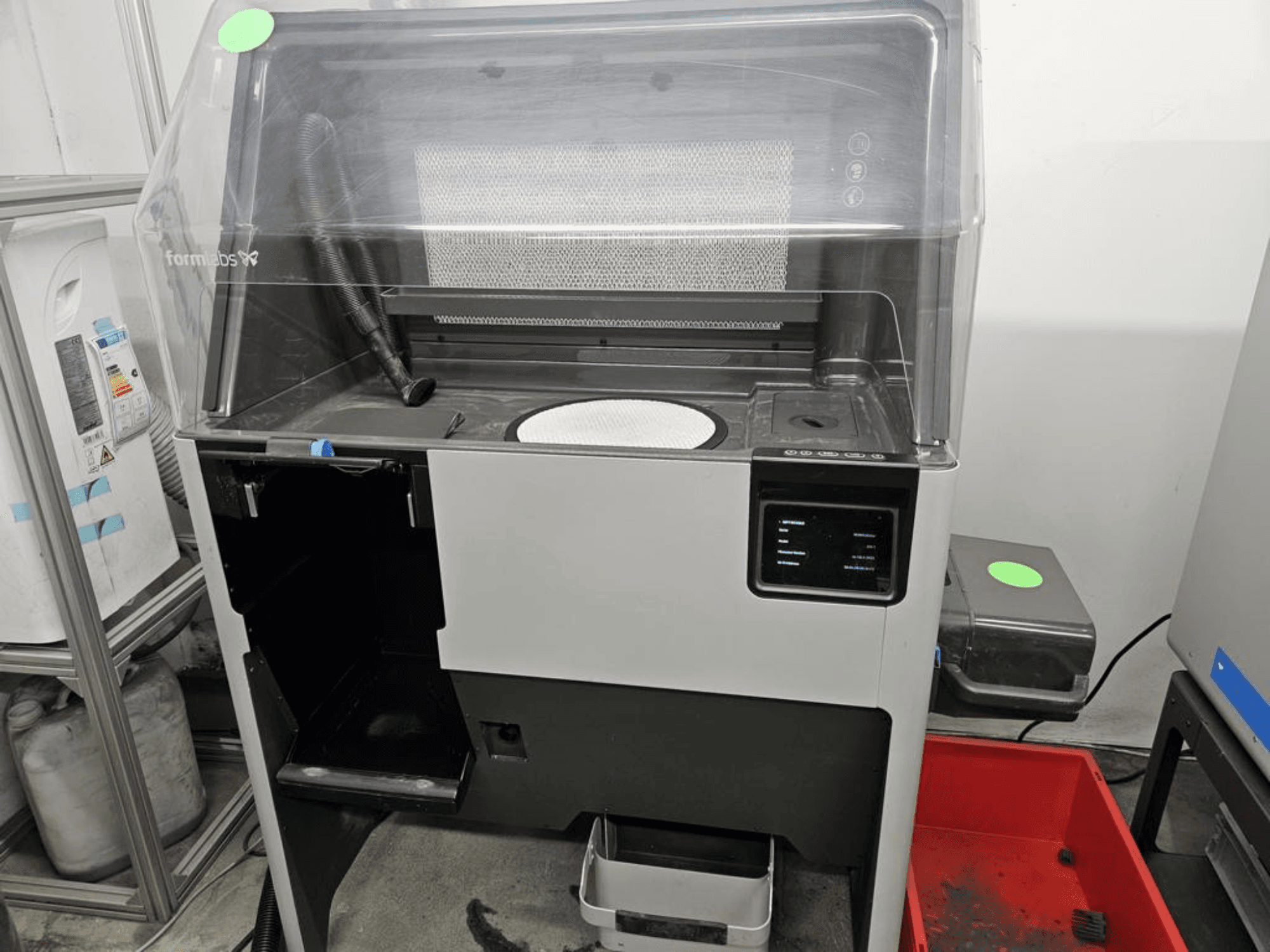 3D-skrivare för plast FORMLABS Fuse 1 + 30 W, framifrån med pekskärmsreglage och avtagbar bricka.