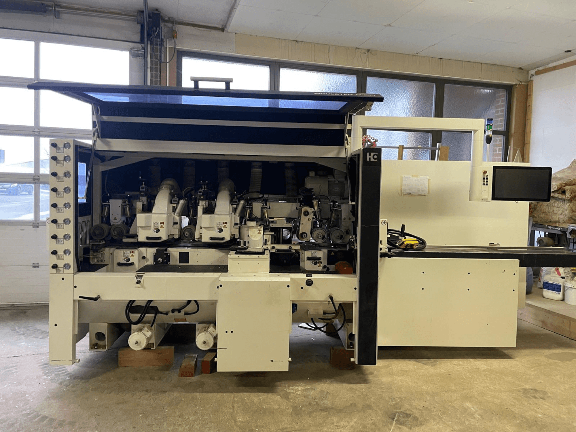 Häwa CNC-maskin, framifrån, utrustad med flera spindlar, kontrollpanel och slangar för dammutsugning, lämplig för träbearbetning.