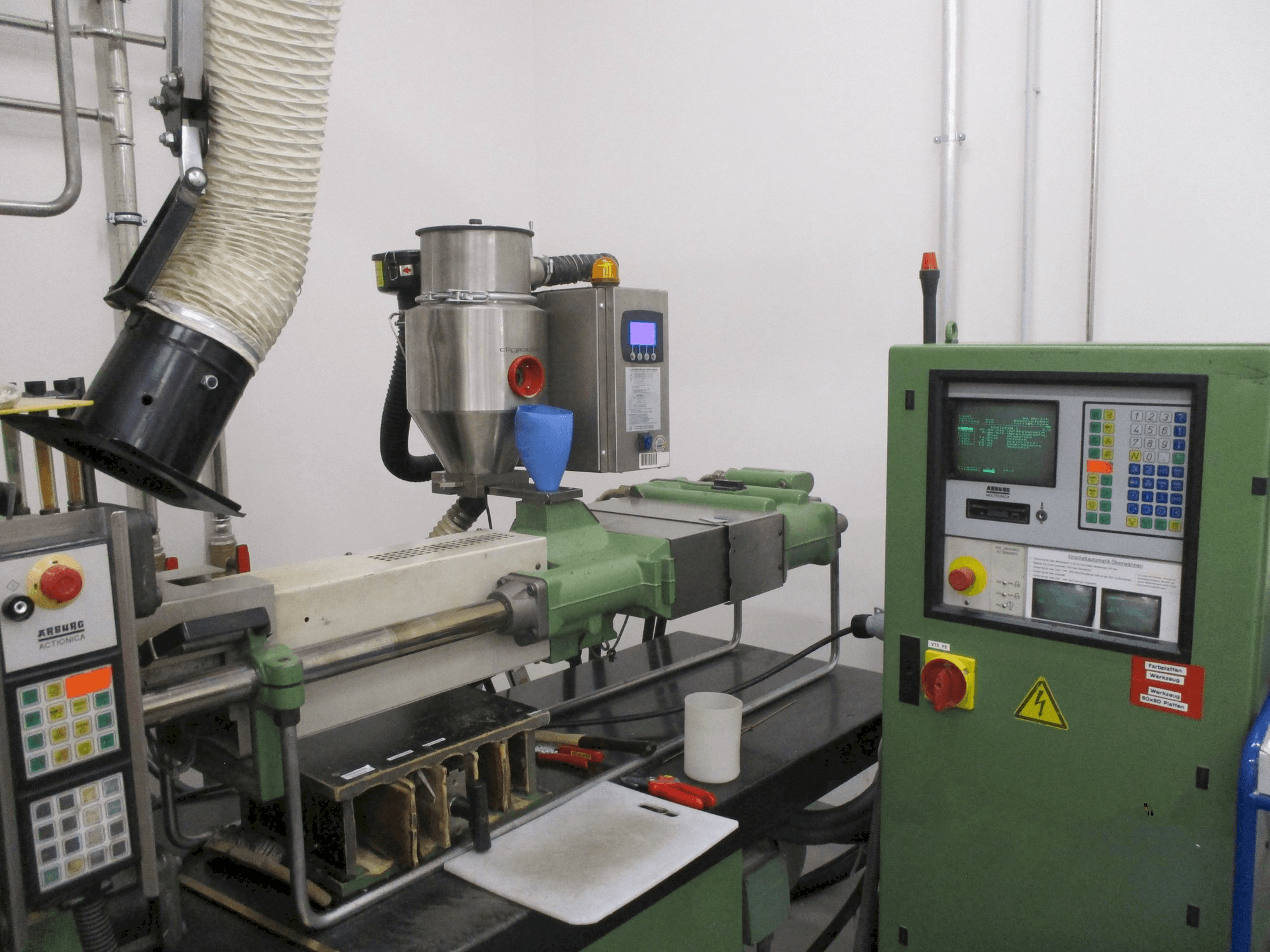 Arburg Allrounder 320 M 750 - 90/90 2K-maskinen framifrån