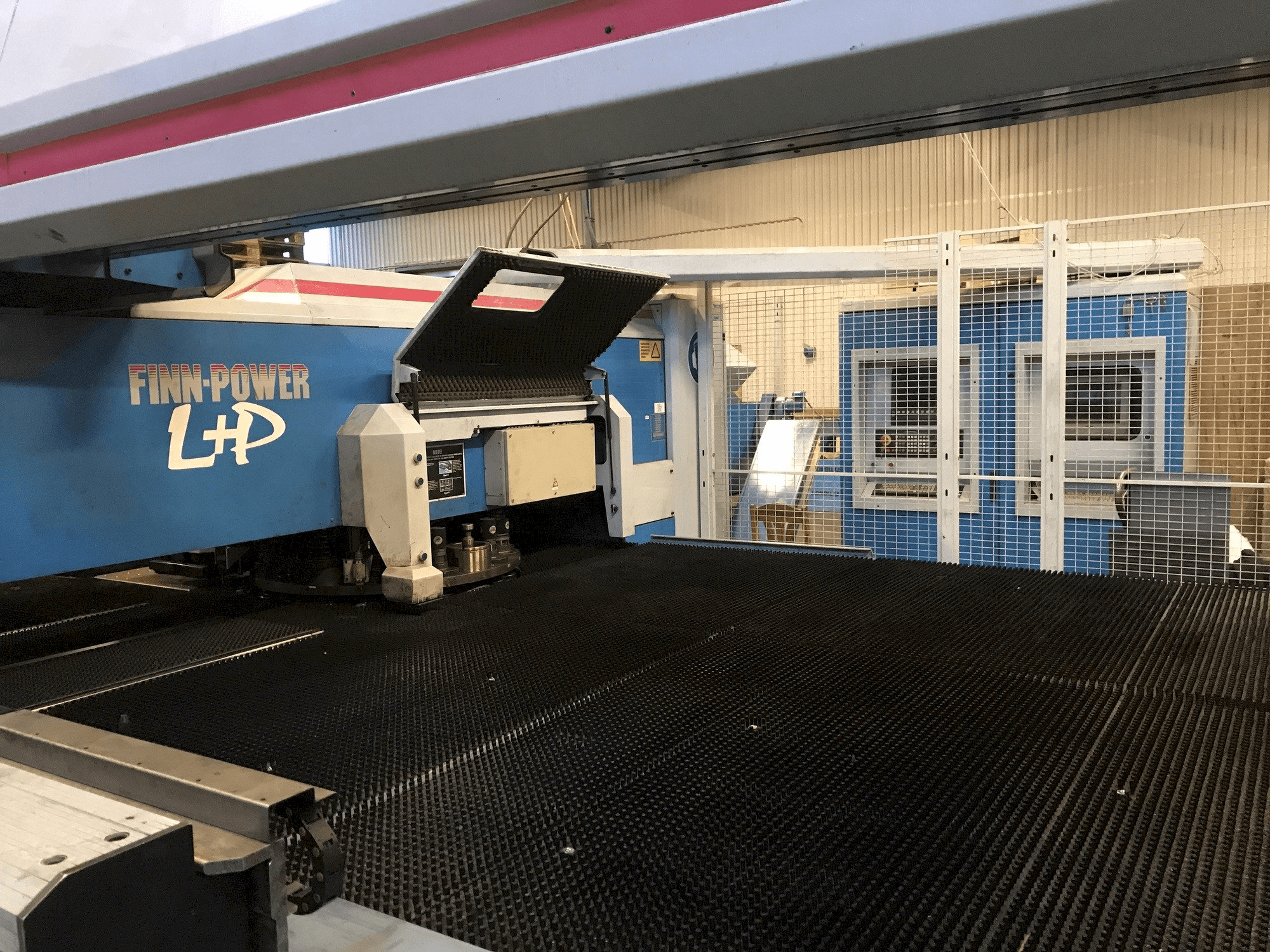 Finn-Power LP6-maskinen framifrån