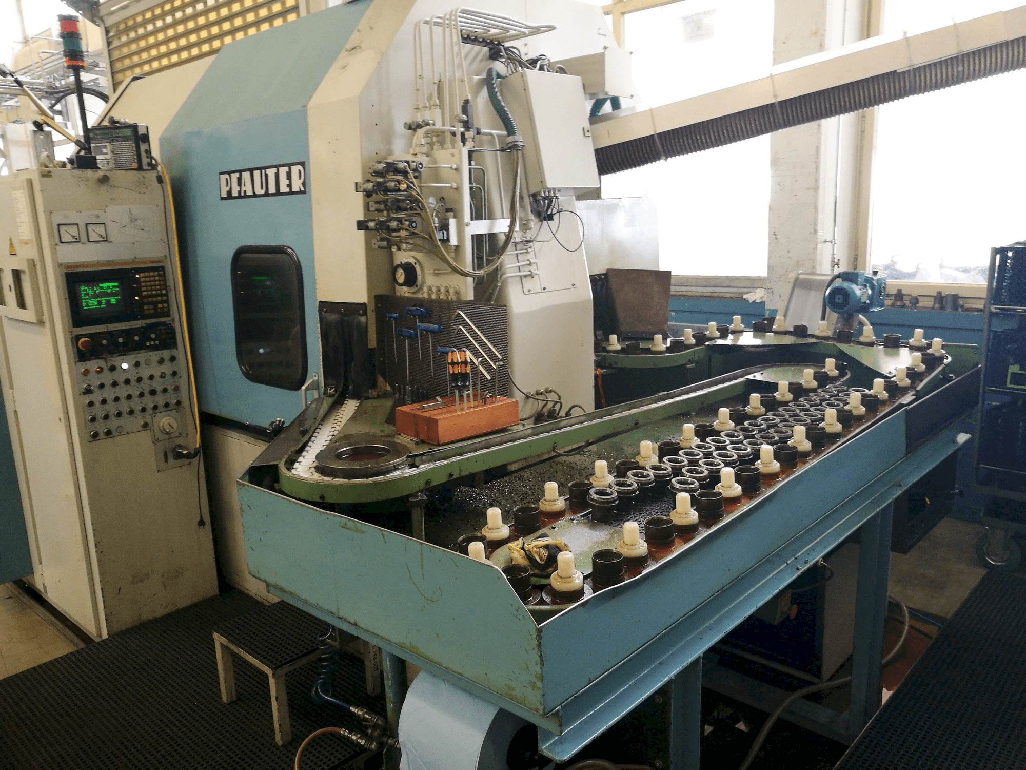 Pfauter PA 320 NC-maskinen framifrån