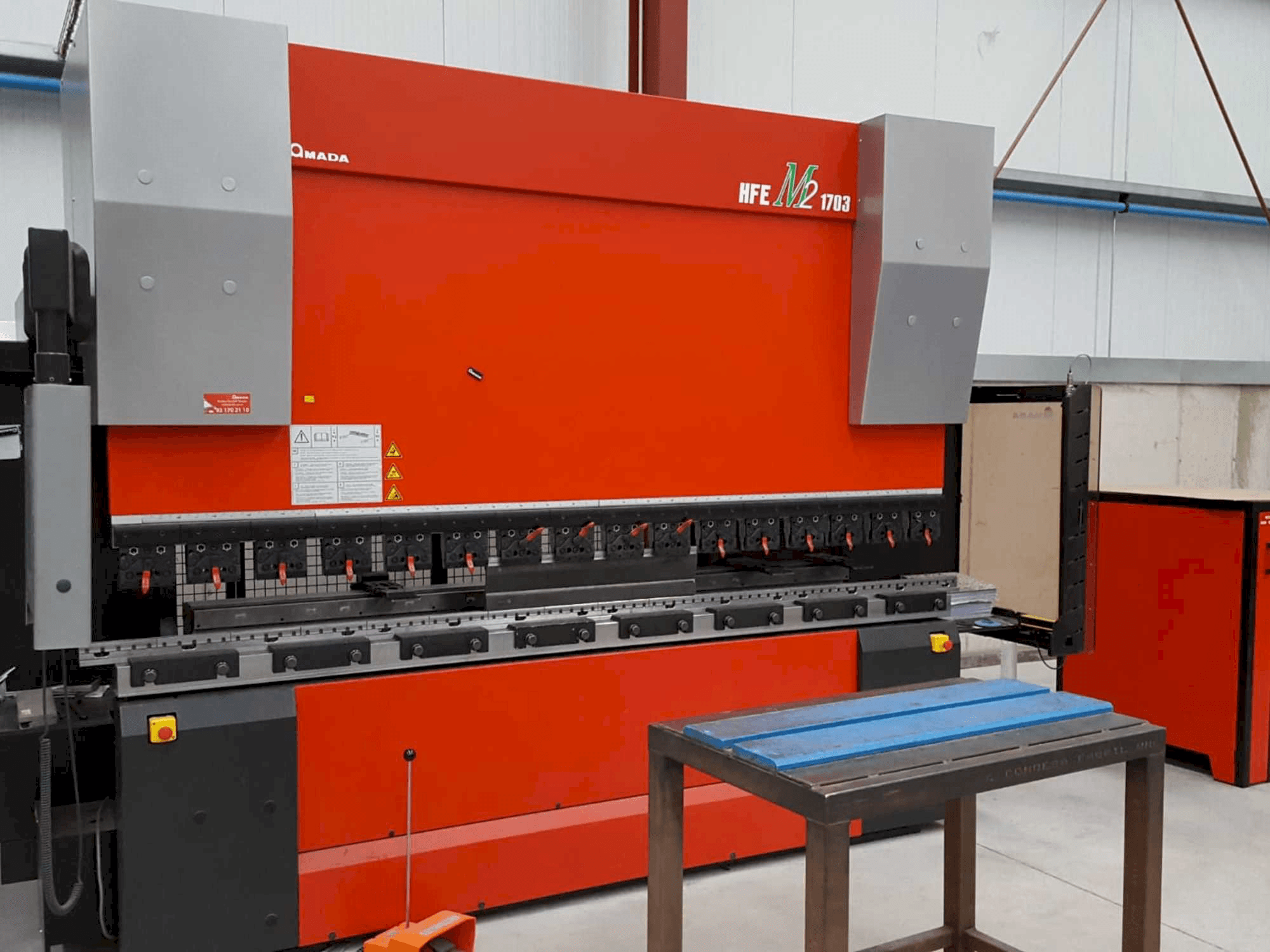 AMADA HFE M2-EVO 1703-maskinen framifrån
