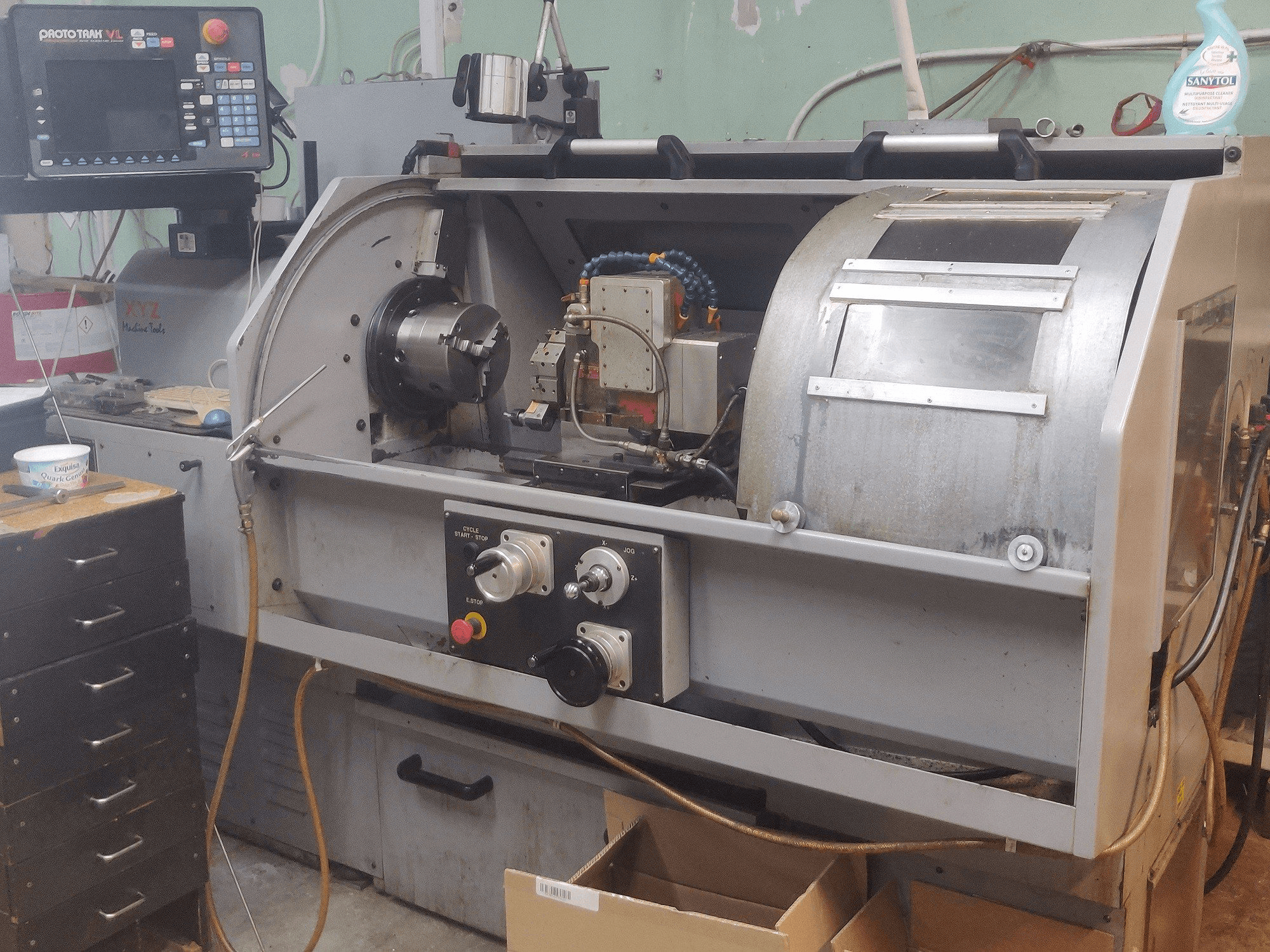 XYZ VL355-maskinen sedd från vänster sida