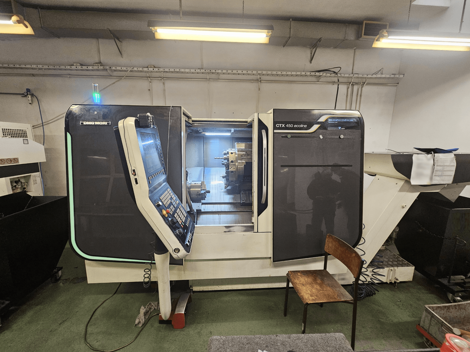 DMG MORI CTX 450 ecoline | CNC-maskin framifrån med manöverpanel, synlig spindel och verktygshållare inuti kammaren.
