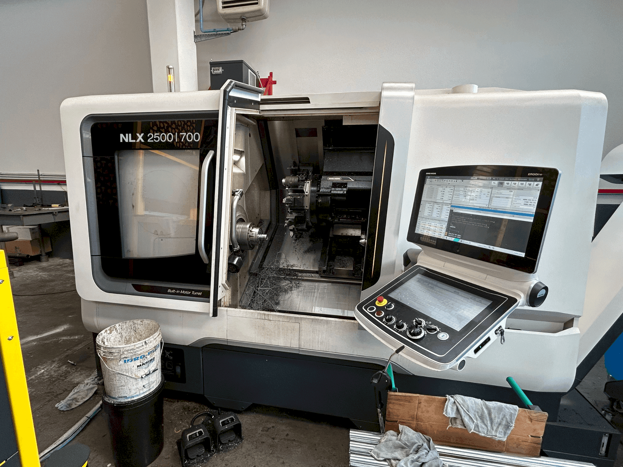 DMG MORI NLX 2500 Y / 700-maskinen framifrån