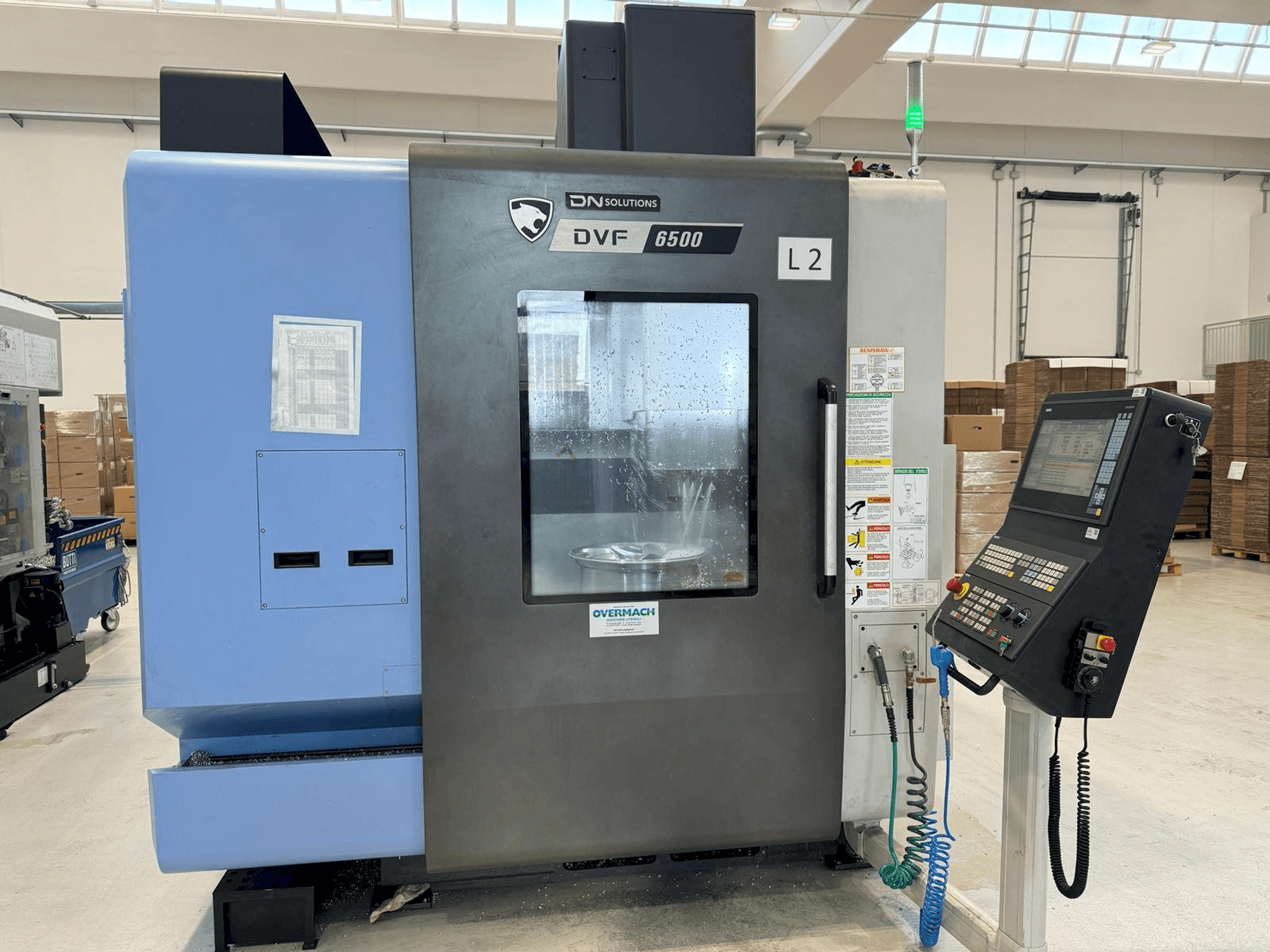 DN SOLUTIONS DVF 6500-maskinen framifrån