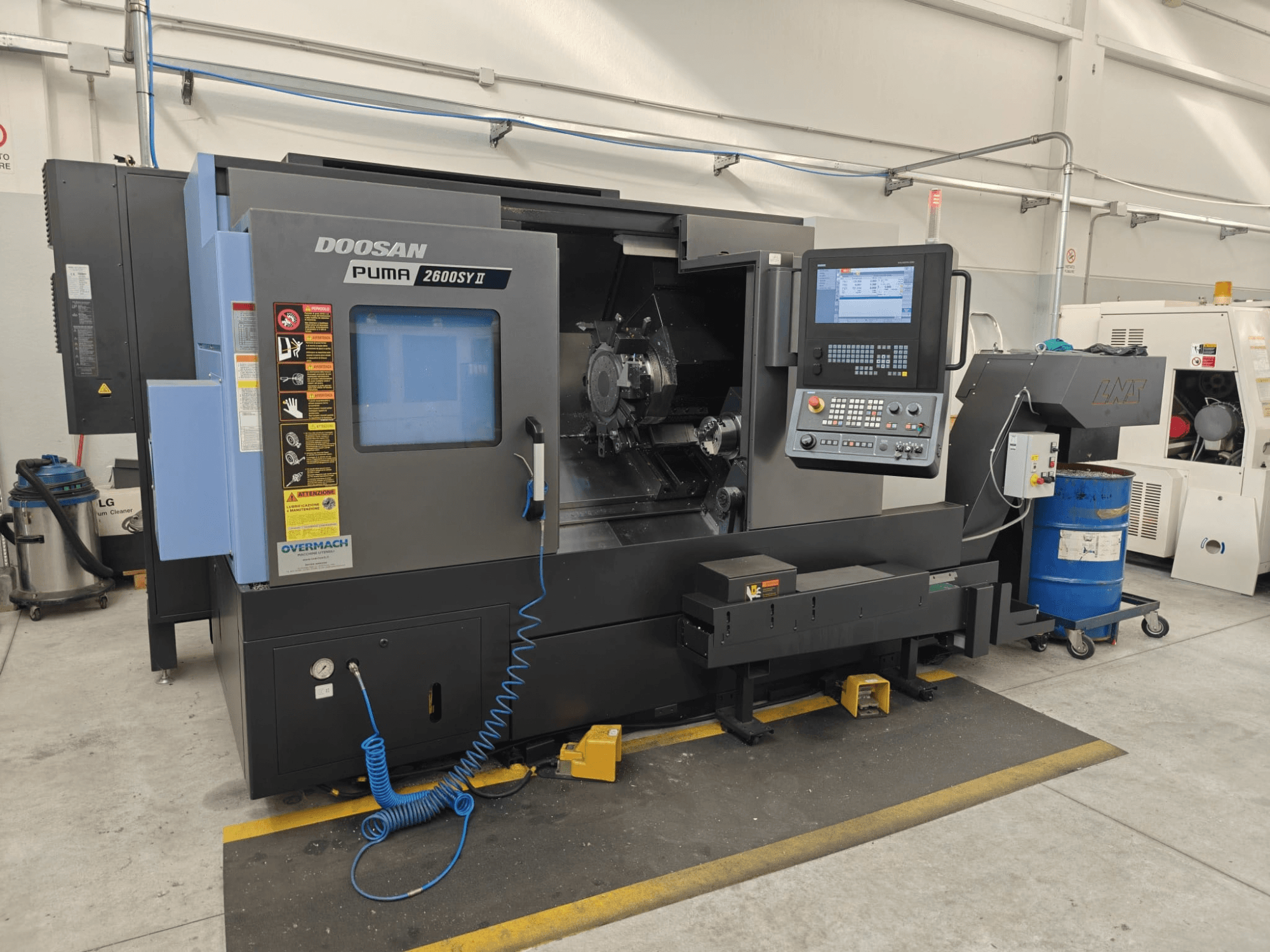 DOOSAN Puma 2600 SY II horisontell svarv, framifrån, med kontrollpanel och driftsindikatorer.