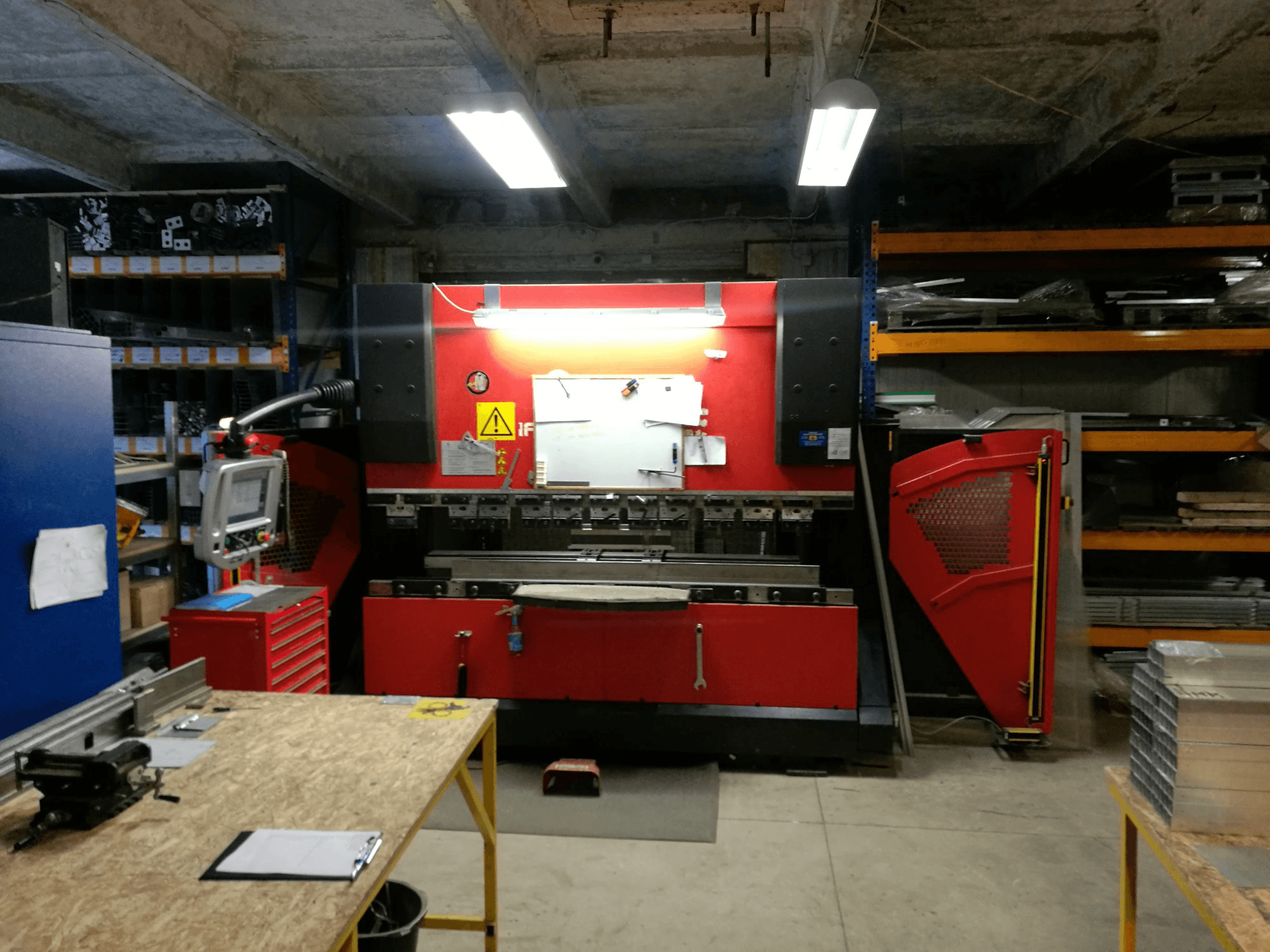 AMADA-maskinen framifrånHFP 80-25