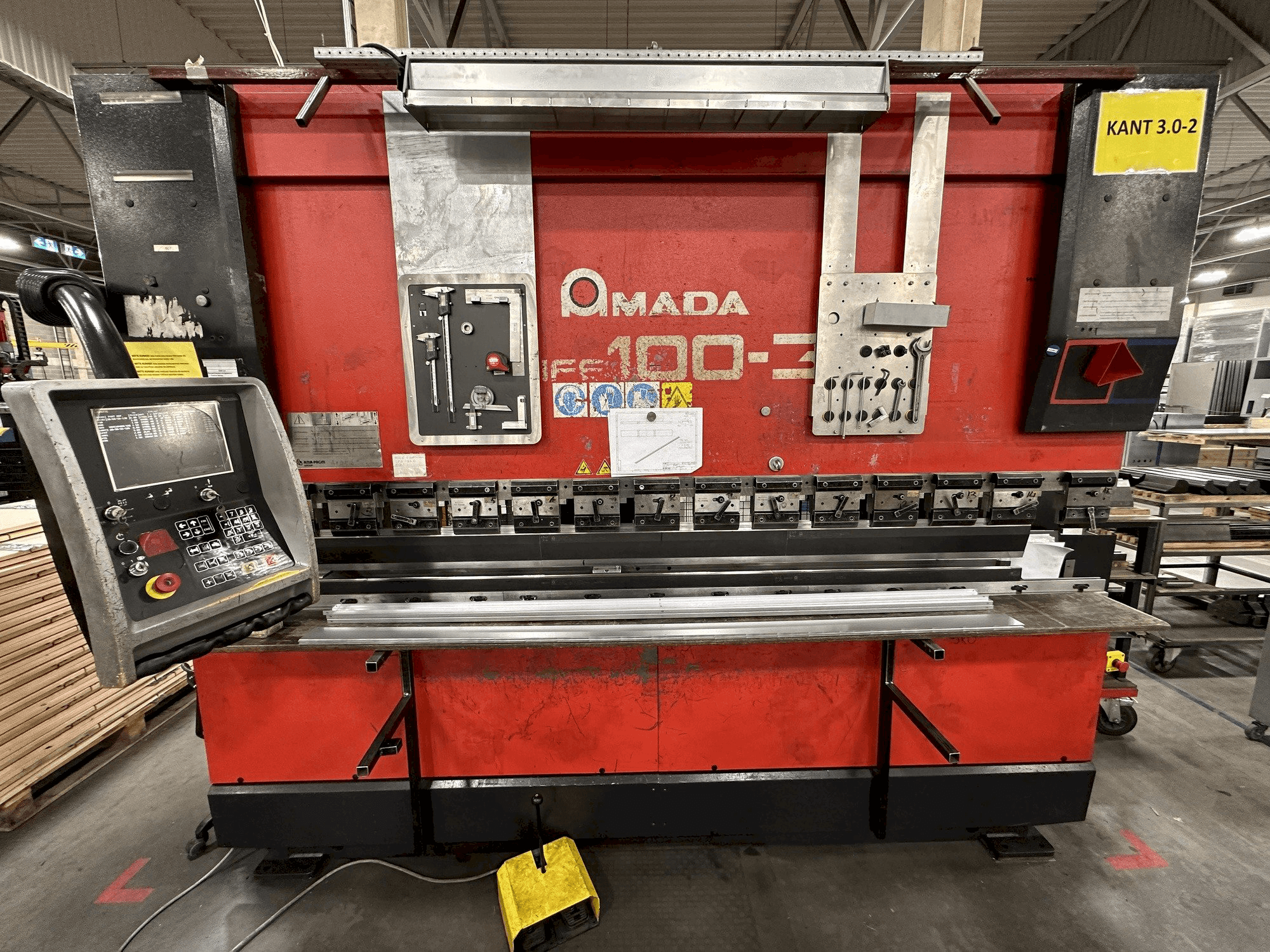 AMADA HFE 100-3-maskinen framifrån