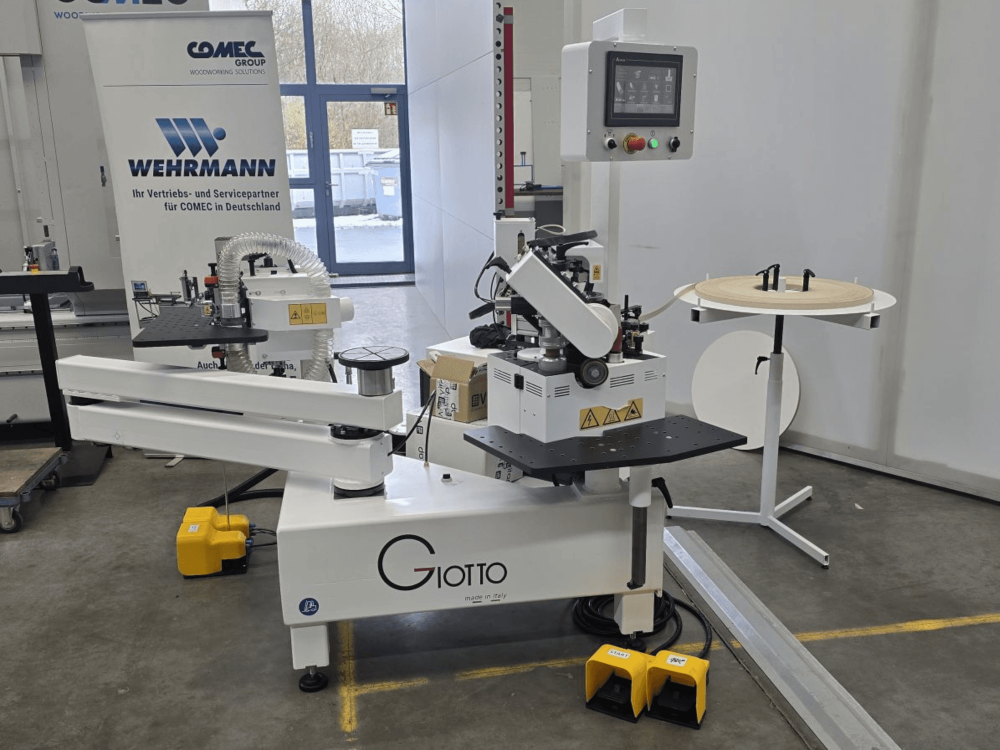 Giotto träbearbetningsmaskin med kontrollpanel, vy från sidan, inklusive fotpedaler och roterande arbetsyta.