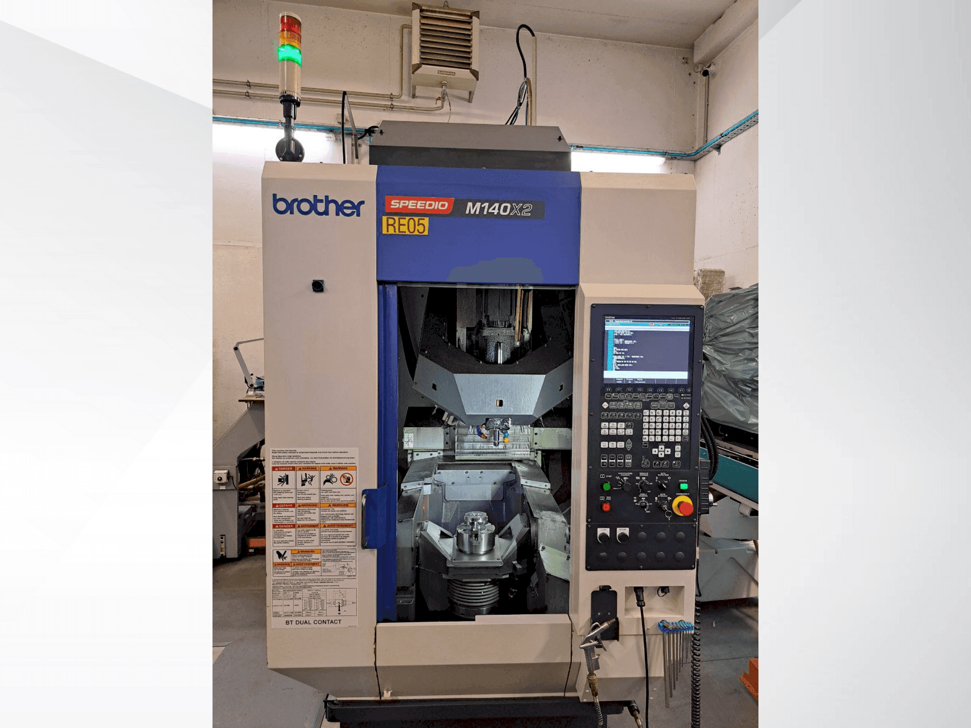 Brother SPEEDIO M140X2-maskinen framifrån