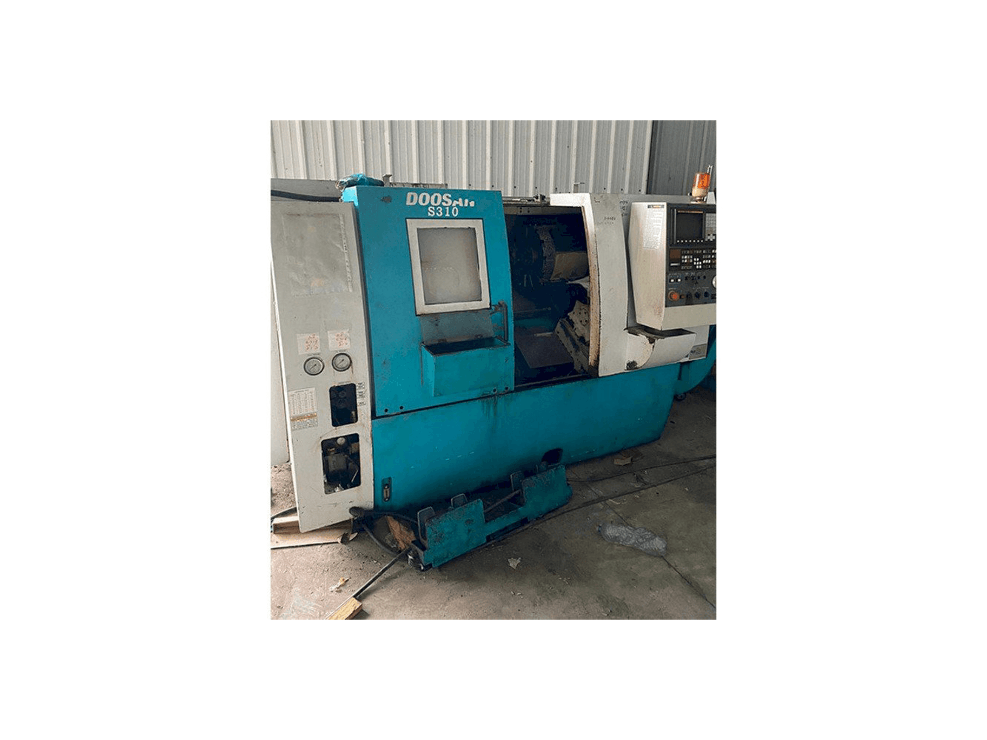 Doosan S310-maskinen framifrån