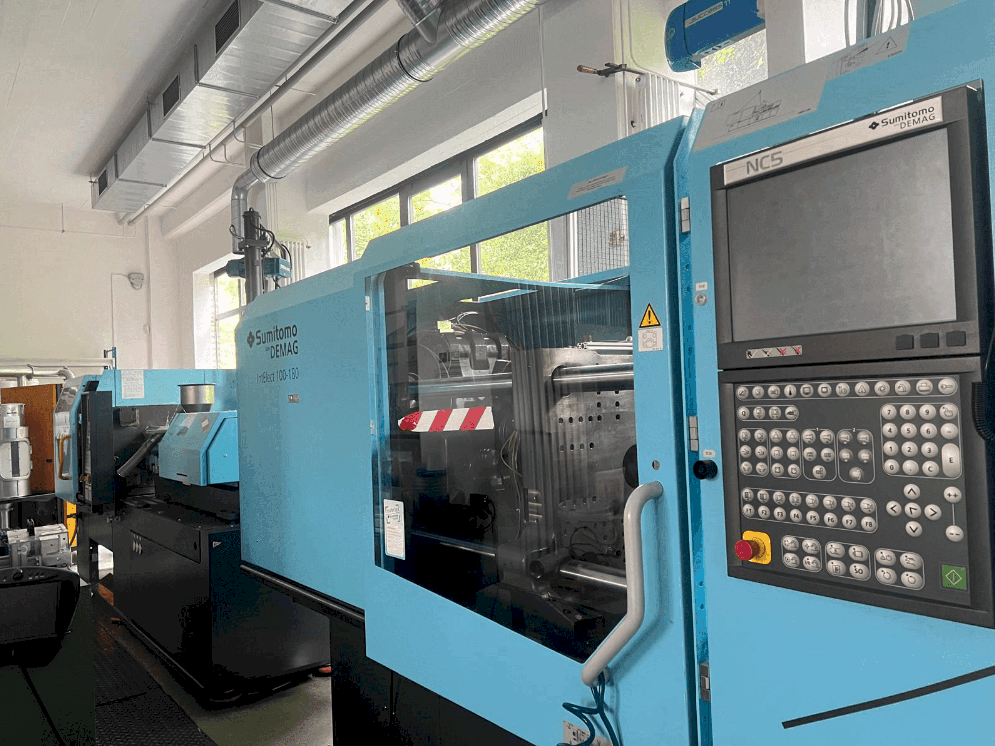 SUMITOMO SHI DEMAG IntElect 100/470-180-maskinen framifrån