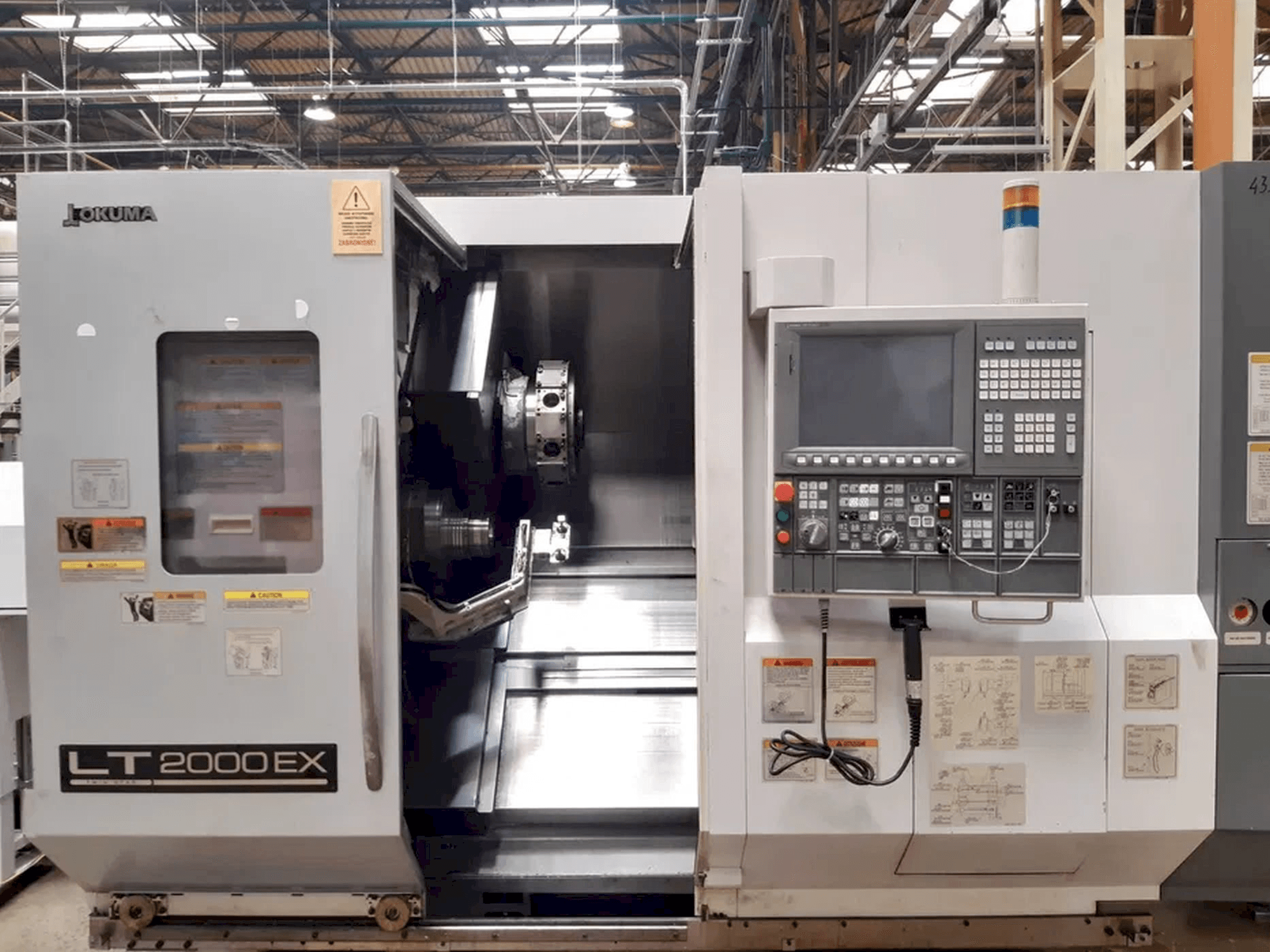 Okuma LT2000 EX-maskinen framifrån