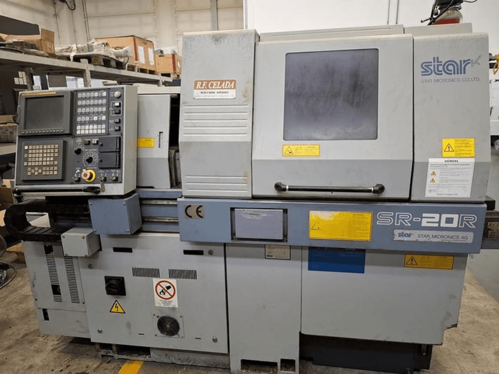 Star SR-20R CNC-svarv med kontrollpanel, vy framifrån, med manöverknappar, skärm och säkerhetsetiketter.