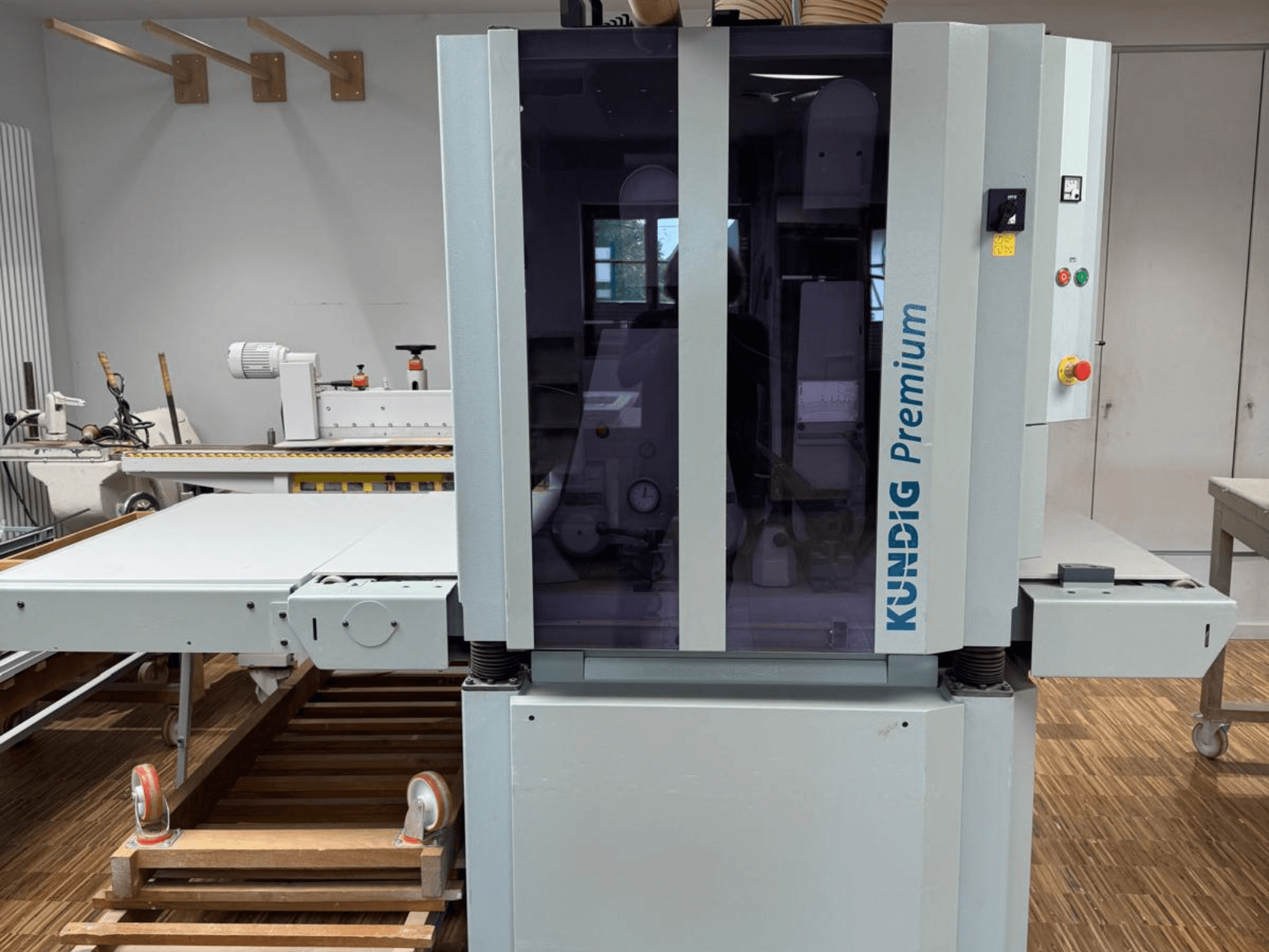 Kundig Premium 2-1100-RP bandslipmaskin framifrån med kontrollpanel och stort glashölje för insyn.