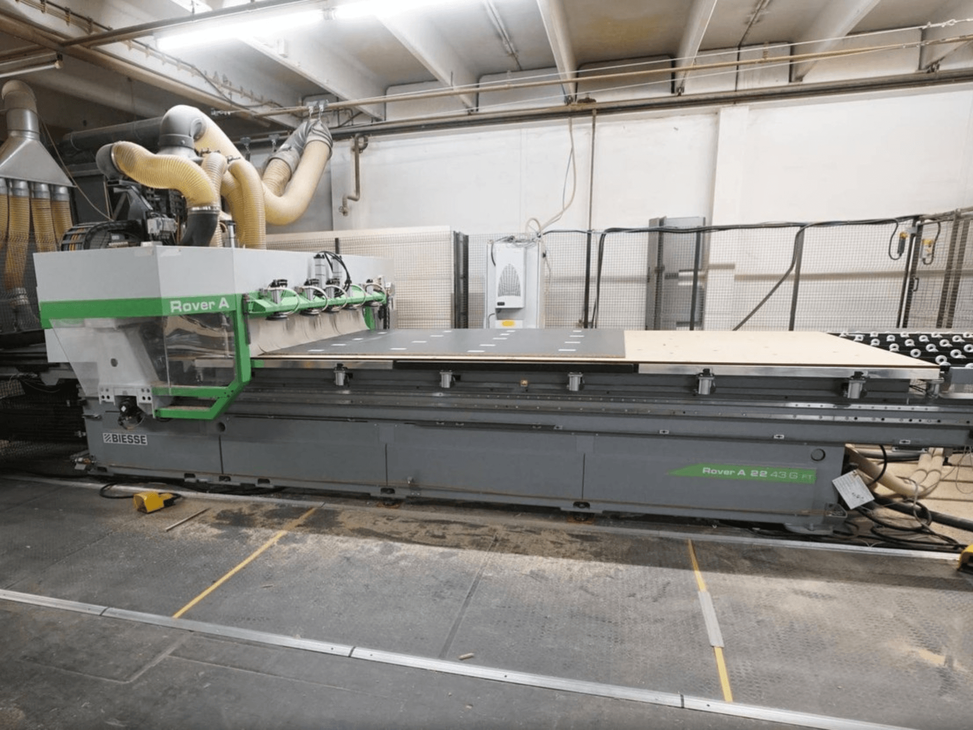 CNC-bearbetningscentret för trä BIESSE Rover A FT 2243, sett framifrån, har ett stort arbetsbord och ett verktygsfästsystem.