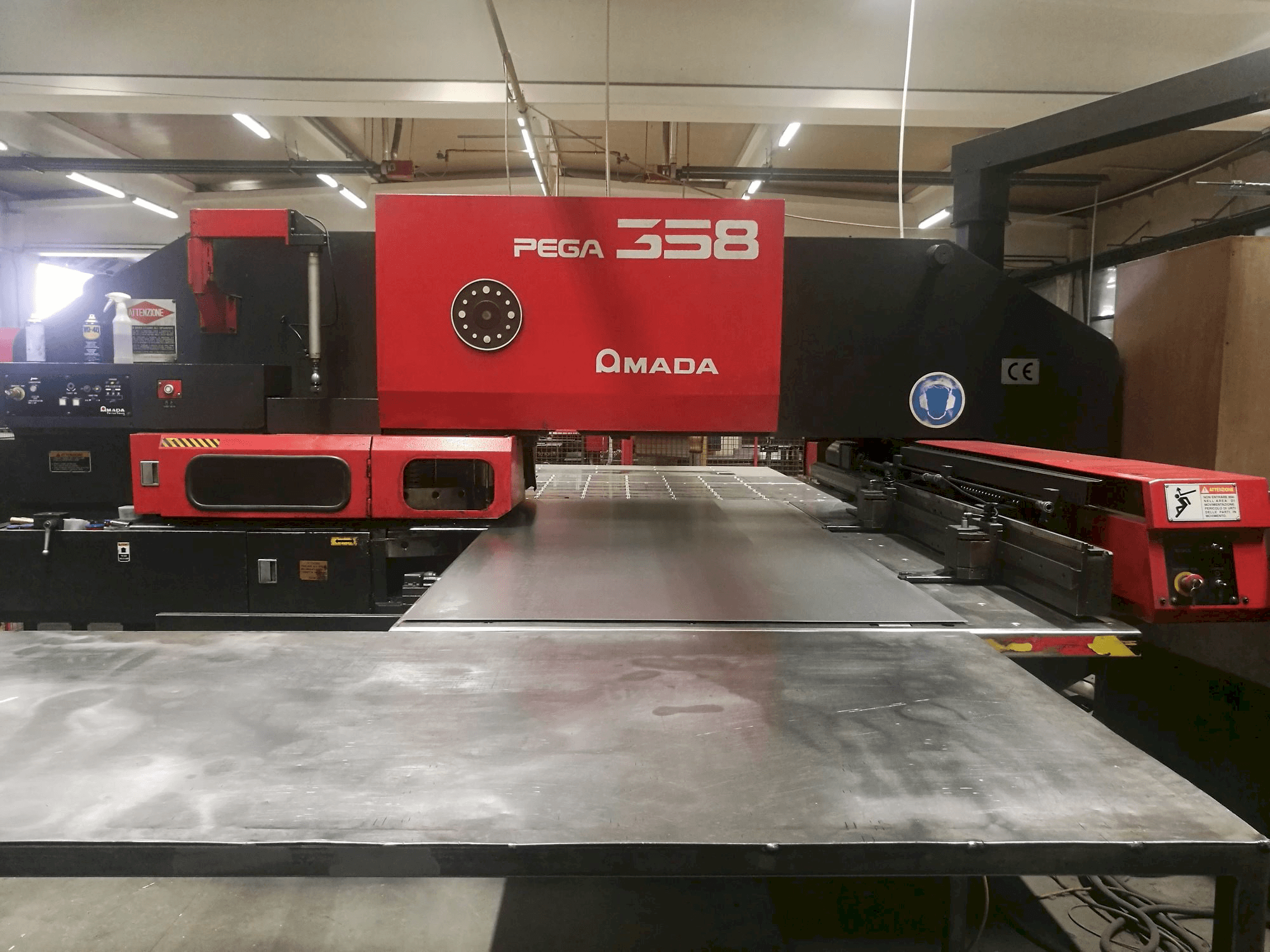 AMADA PEGA 358-maskinen framifrån