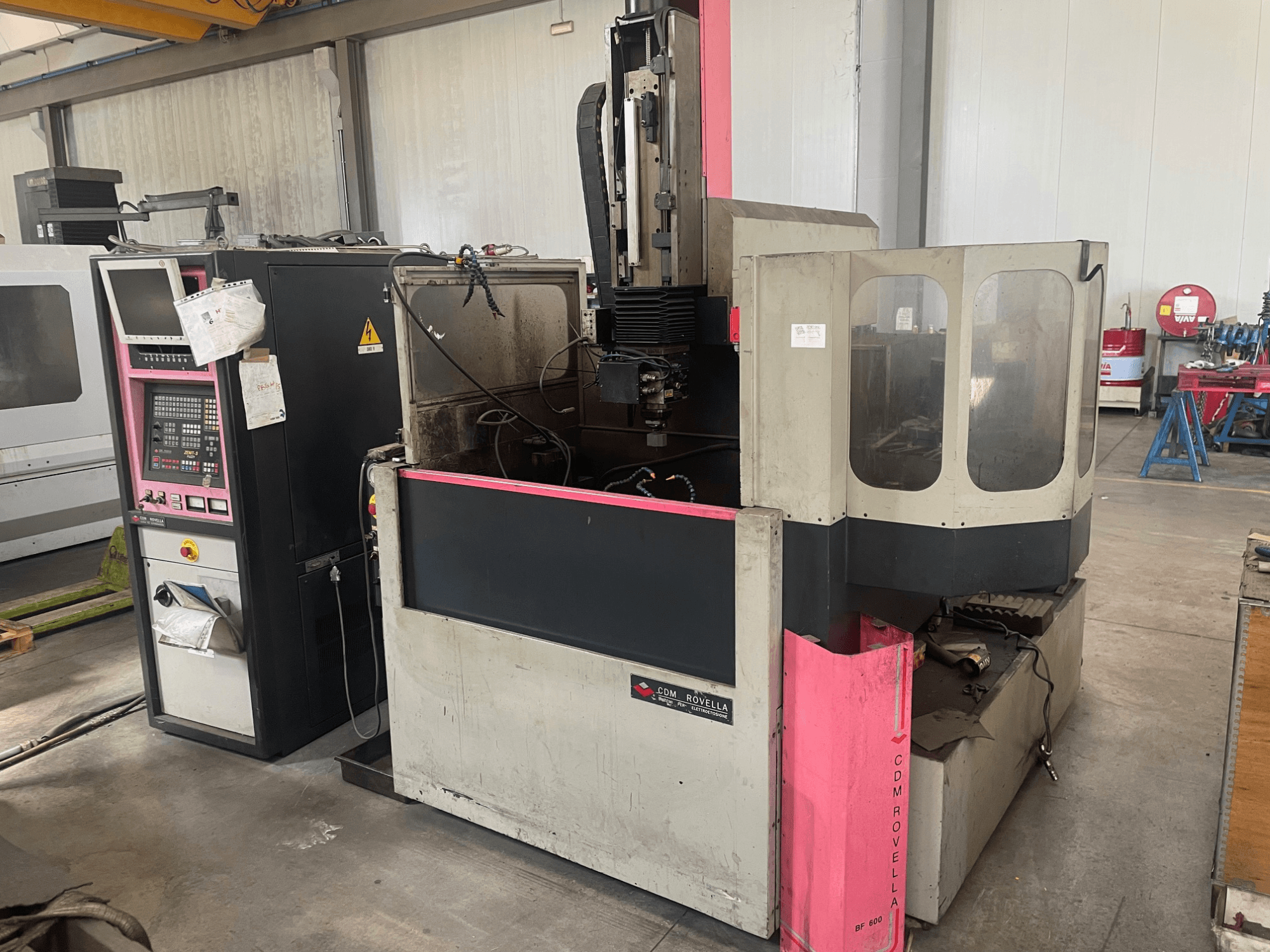 CDM Rovella BF 800 bearbetningscenter, sidovy som visar kontrollpanel, dammskydd och industrimiljö.